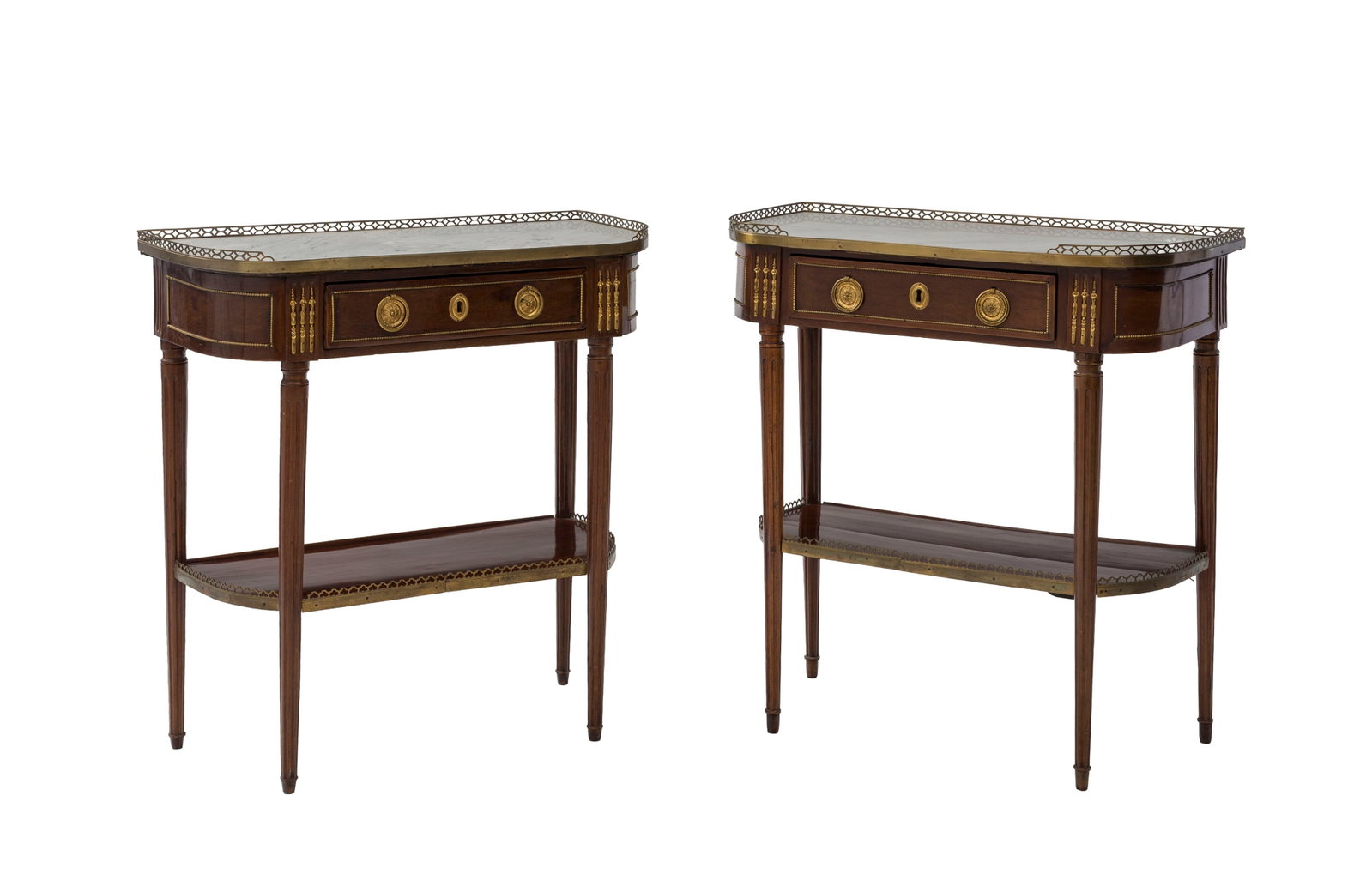 Paire de dessertes demi-lune d'époque Louis XVI, en acajou, placage d'acajou et bronze doré: Paire de dessertes demi-lune d'époque Louis XVI, en acajou, placage d'acajou et bronze doré, ouvrant par un tiroir en ceinture, montants cannelés réunis par une tablette