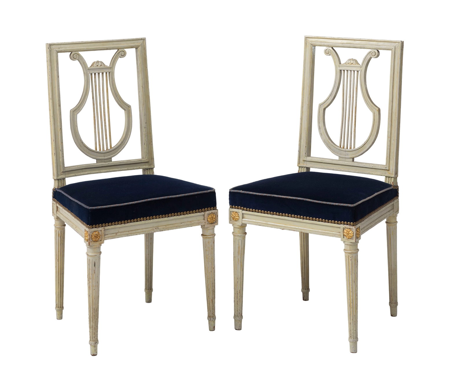 Paire de chaises d'époque Louis XVI estampillées DELAISEMENT, en bois mouluré et pein: Paire de chaises d'époque Louis XVI estampillées DELAISEMENT, en bois mouluré et peint gris, dossier ajouré à décor d'une lyre stylisée, pieds cannelés, assise 