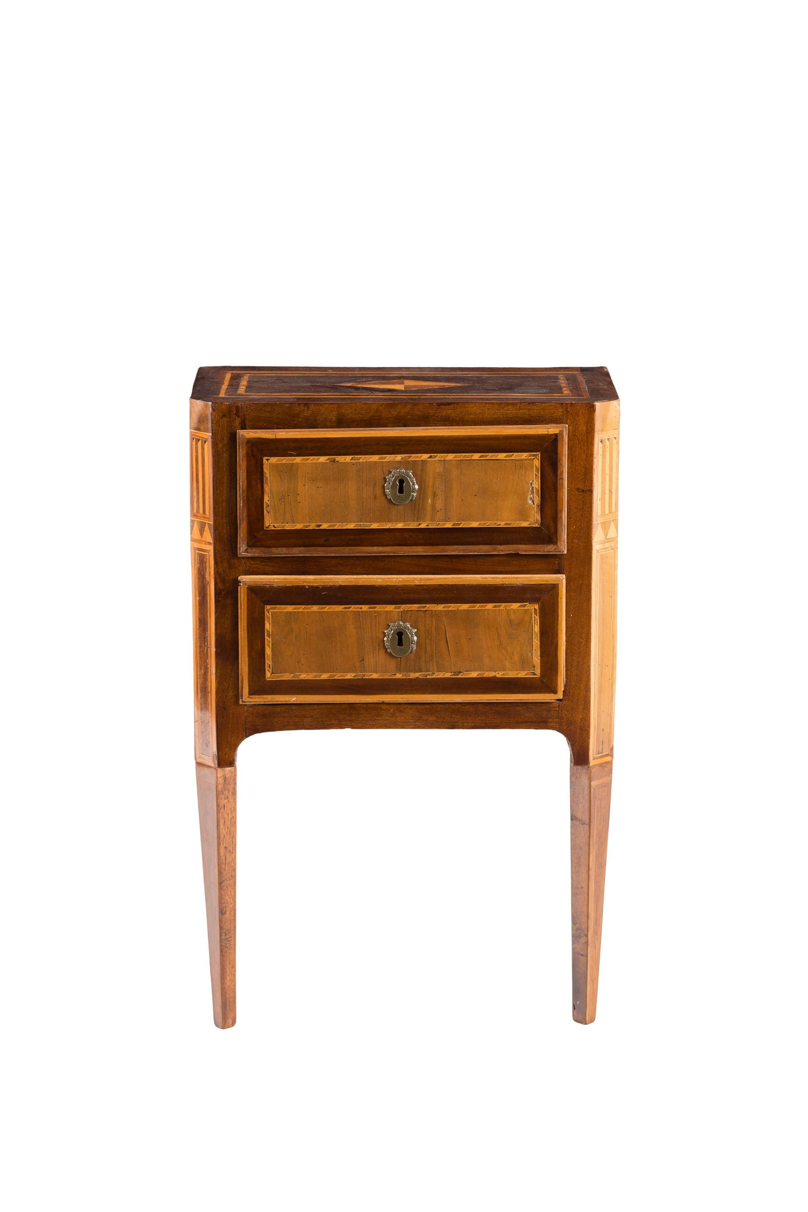 Petite commode néoclassique à pans coupés, Italie du Nord, fin XVIIIe s., en noyer et: Petite commode néoclassique à pans coupés, Italie du Nord, fin XVIIIe s., en noyer et filets de marqueterie, façade ouvrant par deux tiroirs, 82x54x28 cm Condition décollement