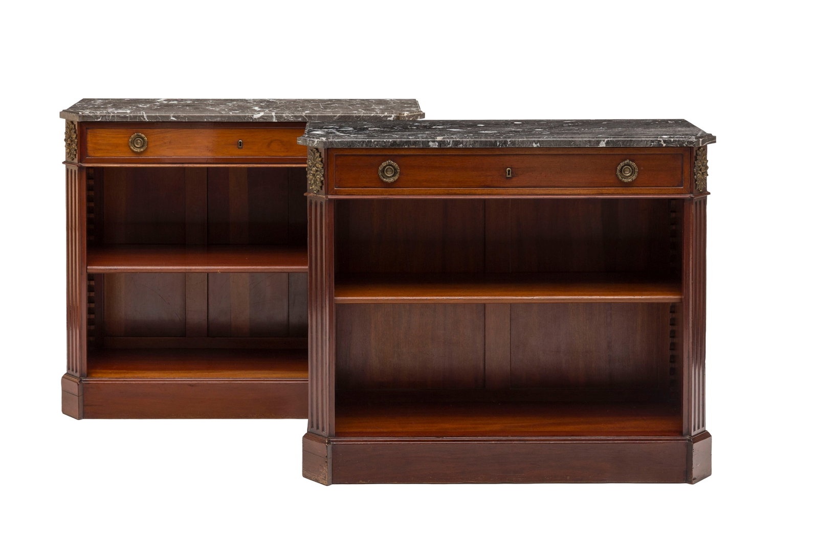 Paire de bibliothèques à hauteur d'appui de style Louis XVI, XXe s., en acajou et placage : Paire de bibliothèques à hauteur d'appui de style Louis XVI, XXe s., en acajou et placage d'acajou, ouvrant par un tiroir en ceinture, plateau en marbre gris pour l'un et noir pour le