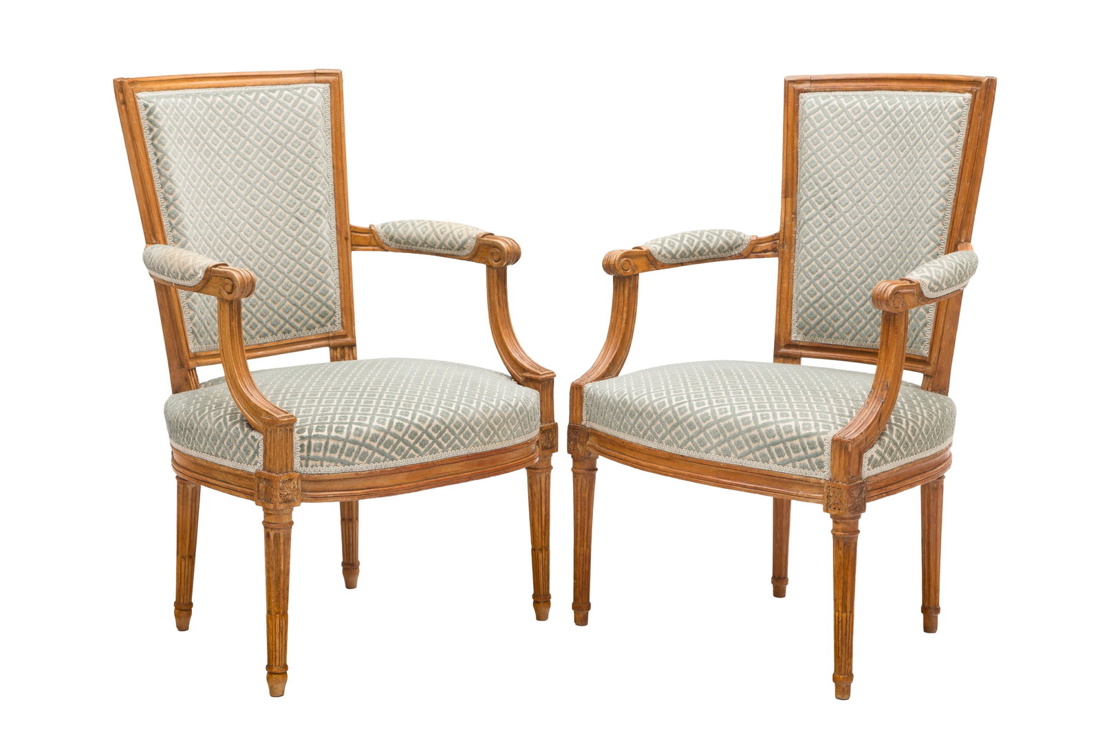 Paire de fauteuils d'époque Louis XVI, en hêtre mouluré, pieds rudentés, tissu b: Paire de fauteuils d'époque Louis XVI, en hêtre mouluré, pieds rudentés, tissu beige et bleu à décor de treillis Condition usures et marques au vernis présence de