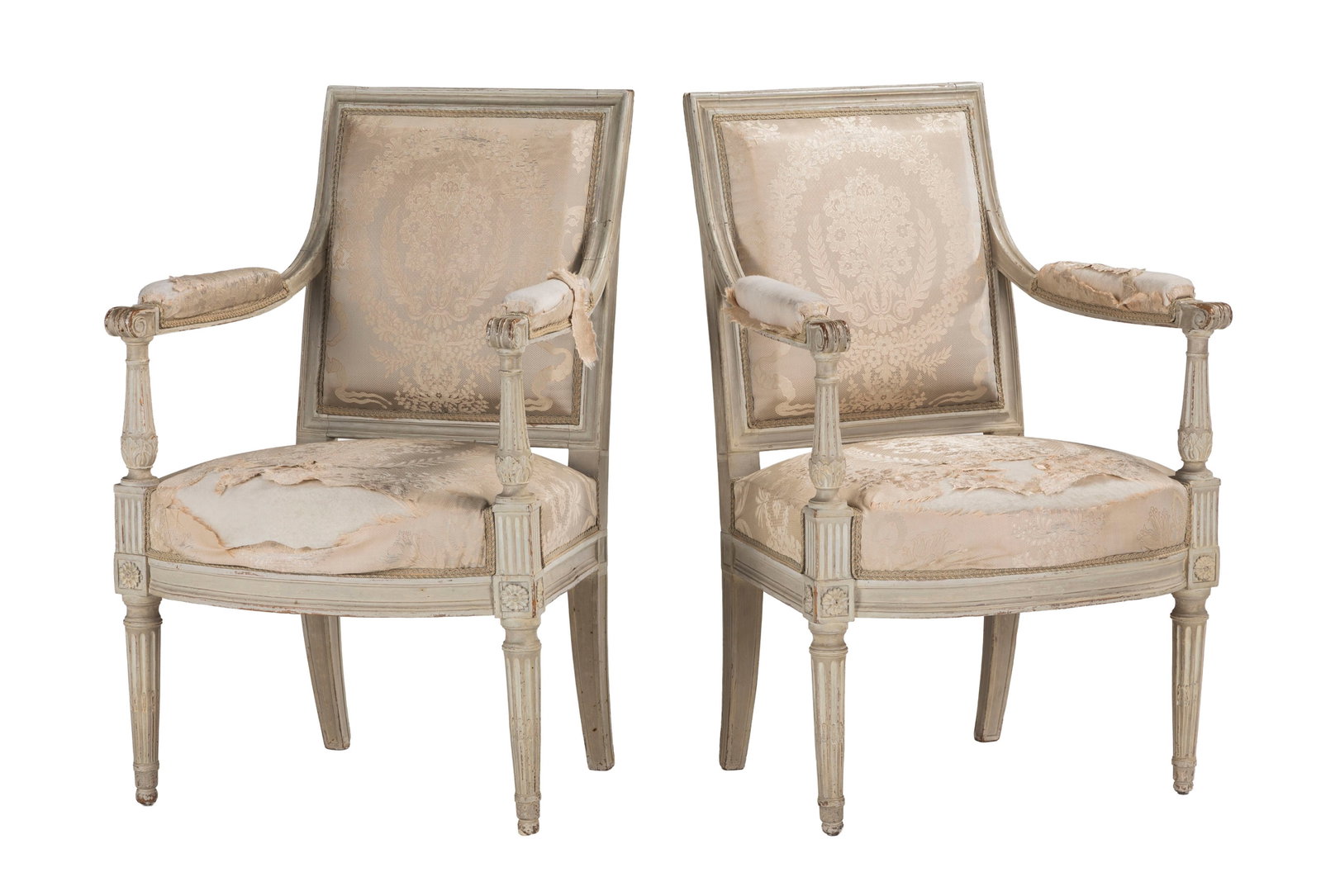 Paire de fauteuils à la reine d'époque Louis XVI, en bois mouluré peint blanc, marque: Paire de fauteuils à la reine d'époque Louis XVI, en bois mouluré peint blanc, marques d'inventaires du château de Fontainebleau, soierie beige (abîmée) Condition