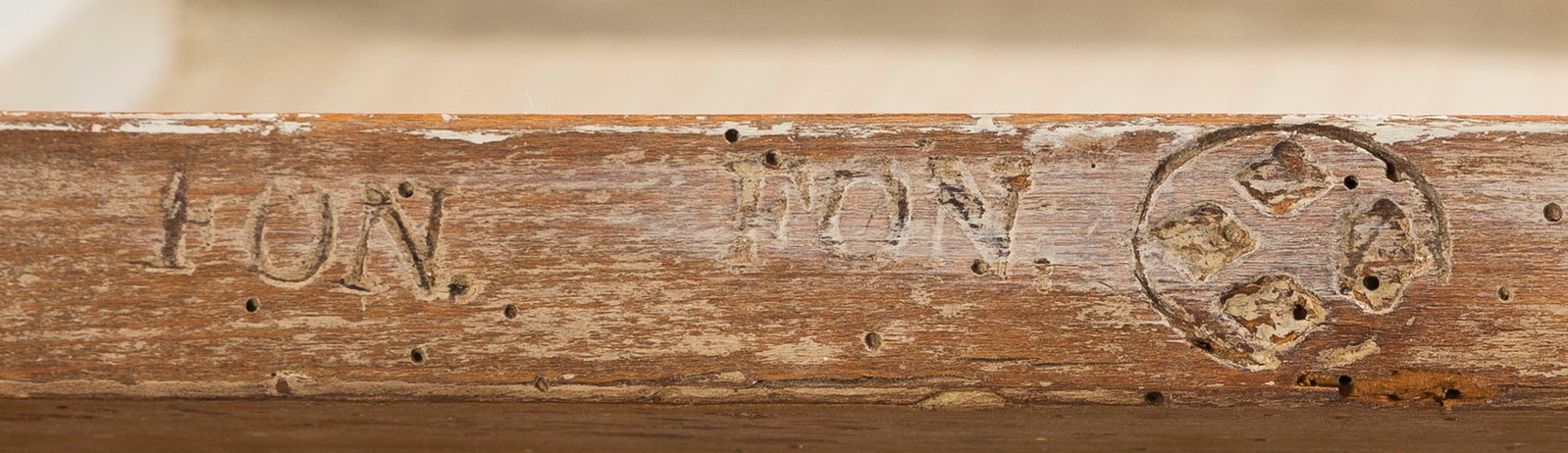 Paire de fauteuils à la reine d'époque Louis XVI, en bois mouluré peint blanc, marque - 2