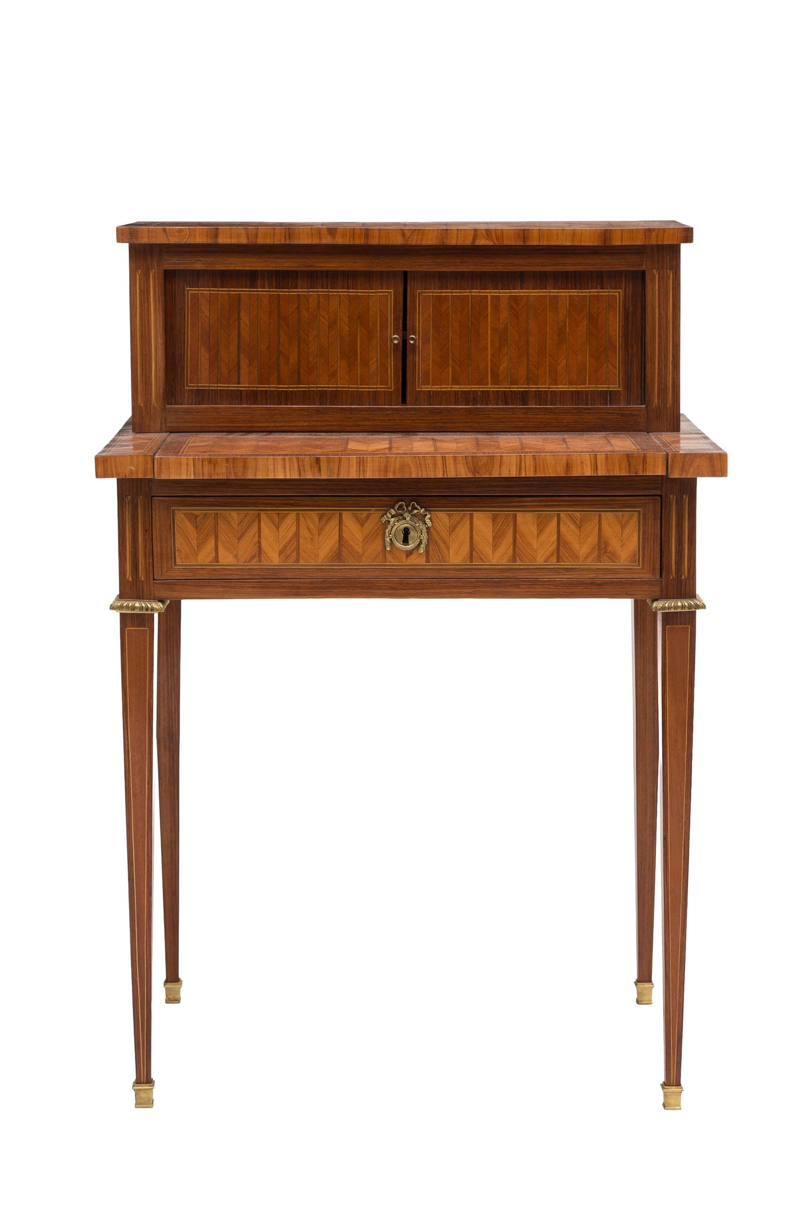Bureau bonheur du jour de style Louis XVI, XXe s., en placage de bois de rose toutes faces, gradin o: Bureau bonheur du jour de style Louis XVI, XXe s., en placage de bois de rose toutes faces, gradin ouvrant par deux vantaux coulissants, démasquant quatre tiroirs et deux niches, plateau