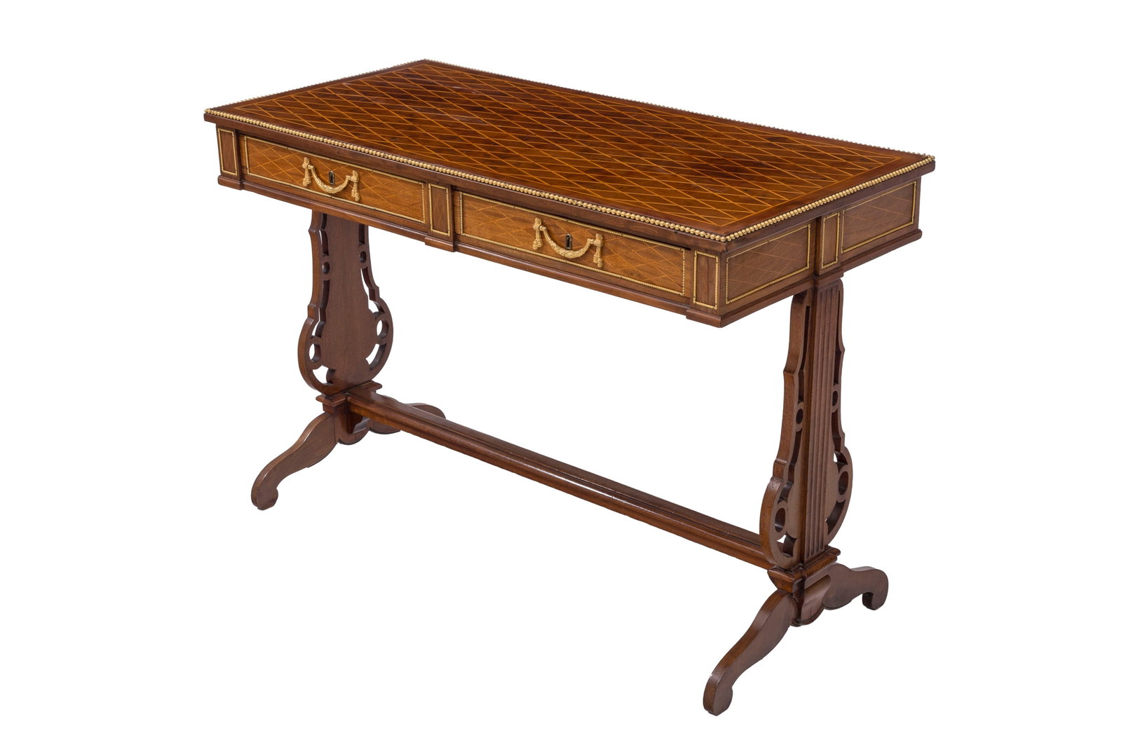 Table de milieu en partie d'époque Louis XVI, à décor de croisillons en marqueterie s: Table de milieu en partie d'époque Louis XVI, à décor de croisillons en marqueterie sur la ceinture et le plateau, ceinture ouvrant par deux tiroirs, montants à décor d'une ly
