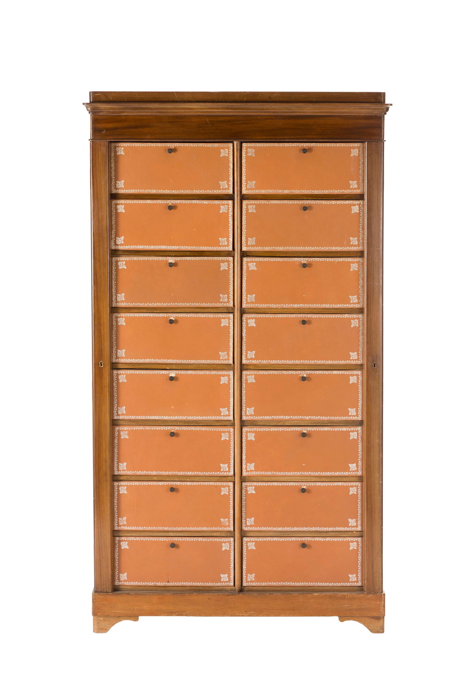 Cartonnier, XIXe s., en acajou et placage d'acajou, ouvrant par deux rangées de huit cartons, 1: Cartonnier, XIXe s., en acajou et placage d'acajou, ouvrant par deux rangées de huit cartons, 161x91x37 cm Condition nombreuses rayures, marques et griffures au vernis présence de marques
