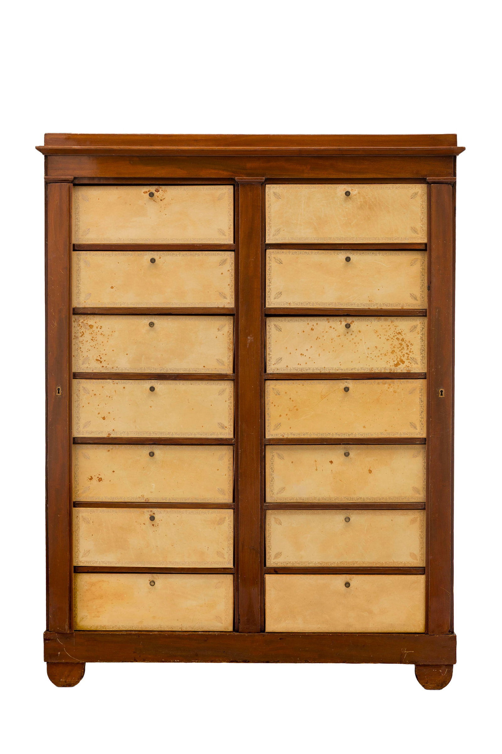 Cartonnier, XIXe s., en placage d'acajou, ouvrant par quatorze cartons sur deux colonnes, 147x114x39: Cartonnier, XIXe s., en placage d'acajou, ouvrant par quatorze cartons sur deux colonnes, 147x114x39 cm Condition fissures sur les côtés et le plateau insolation au vernis insolation sur