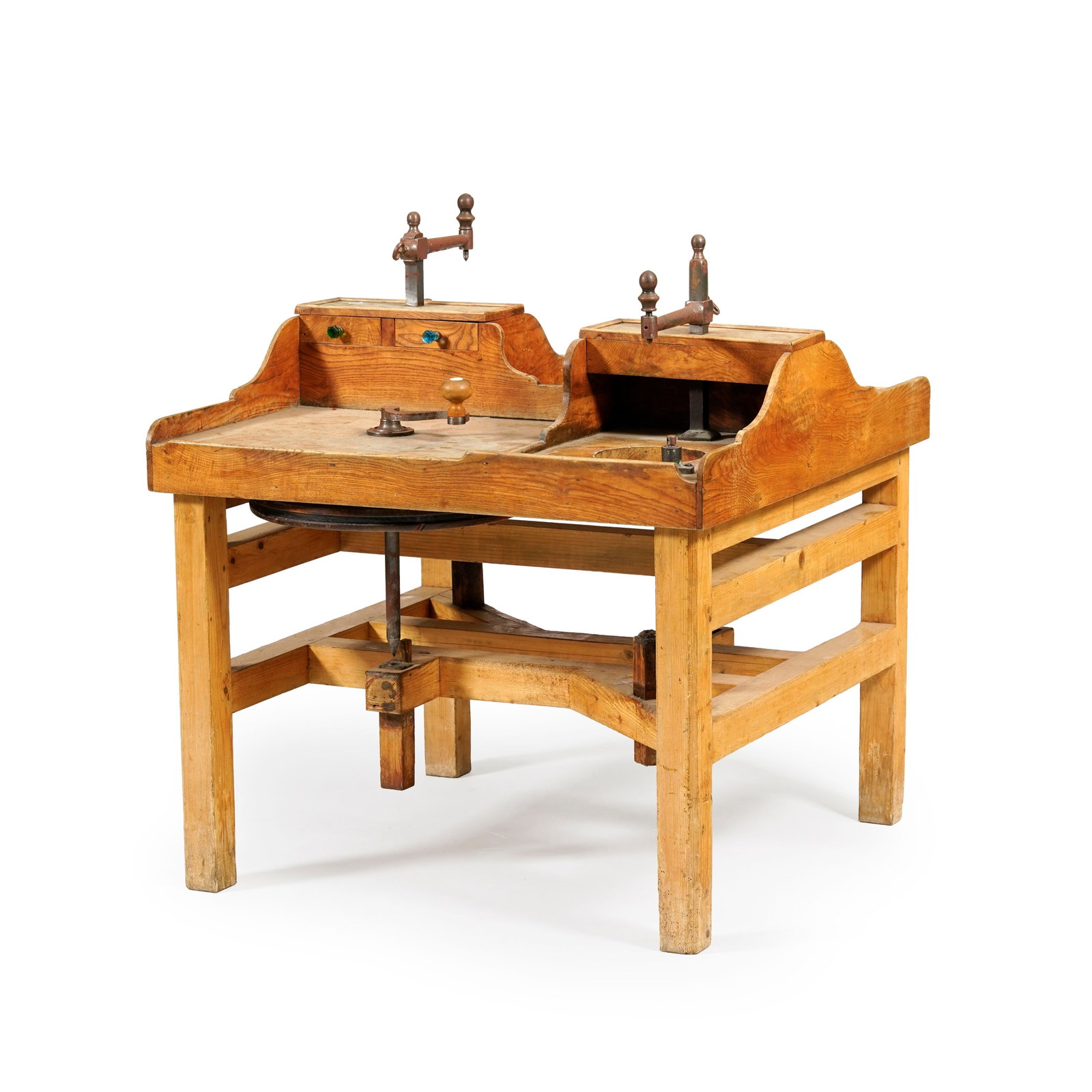 Double établi de lapidaire, XXe s., en bois de résineux, ouvrant par quatre tiroirs, on jo: Double établi de lapidaire, XXe s., en bois de résineux, ouvrant par quatre tiroirs, on joint des accessoires, 96x102x101 cm
