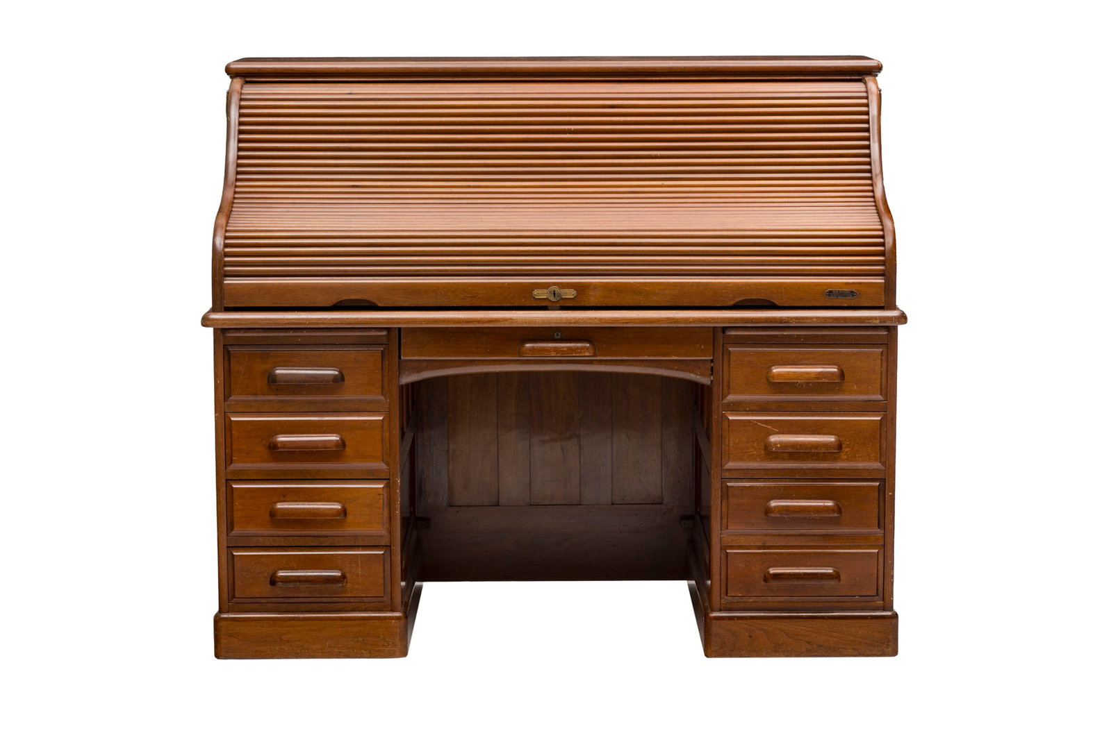 Bureau à cylindre par Derby Desk, Boston MA. États-Unis, circa 1940, en chêne moulur&: Bureau à cylindre par Derby Desk, Boston MA. États-Unis, circa 1940, en chêne mouluré, ouvrant par huit tiroirs dont sept dans les caissons, rideau démasquant niches et tiroir