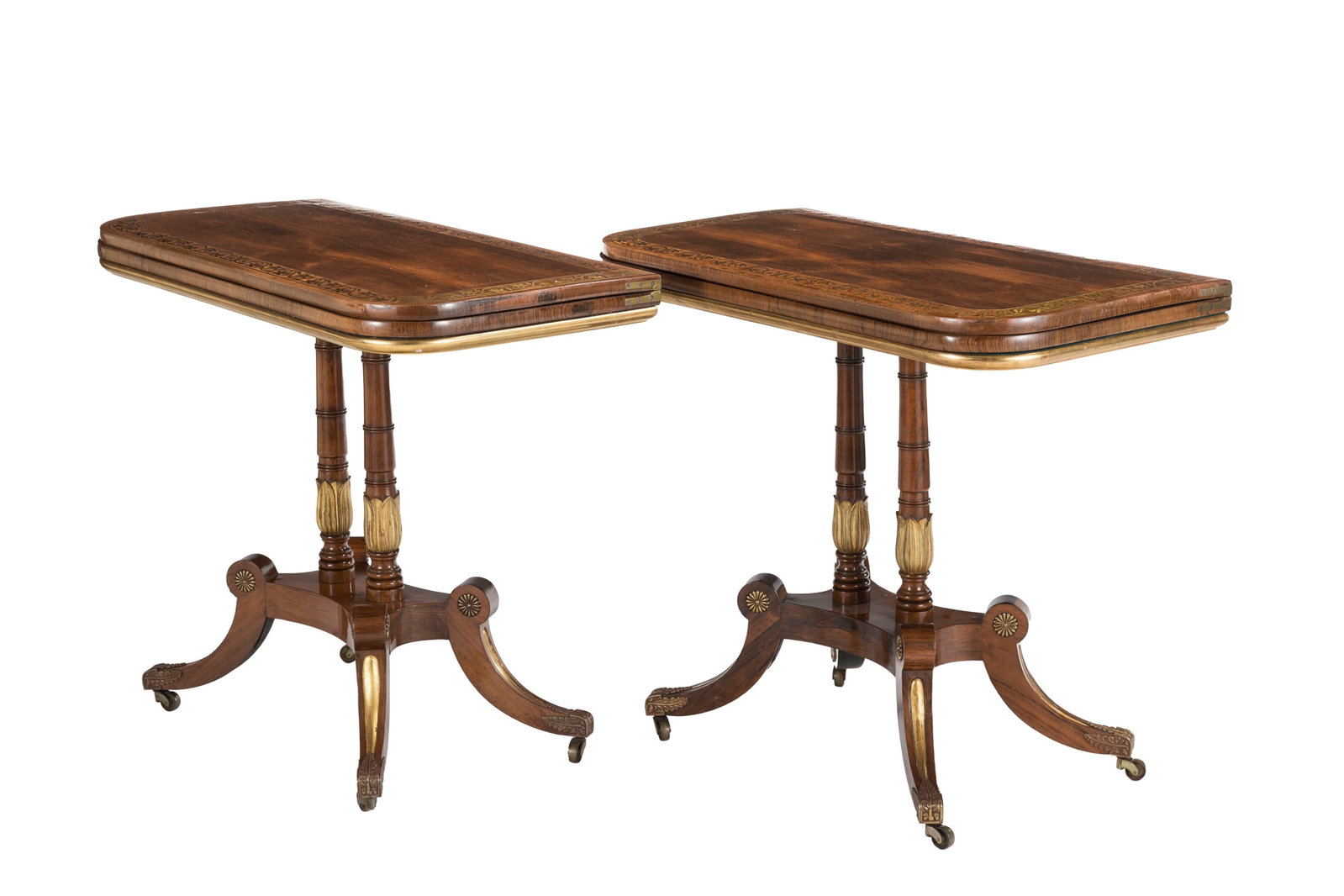 Paire de tables à jeu de style Regency, fin du XIXe s., en placage de palissandre, bois dor: Paire de tables à jeu de style Regency, fin du XIXe s., en placage de palissandre, bois doré et incrustations de laiton à décor de fleurs et feuillage, plateau s'ouvrant garni d'un