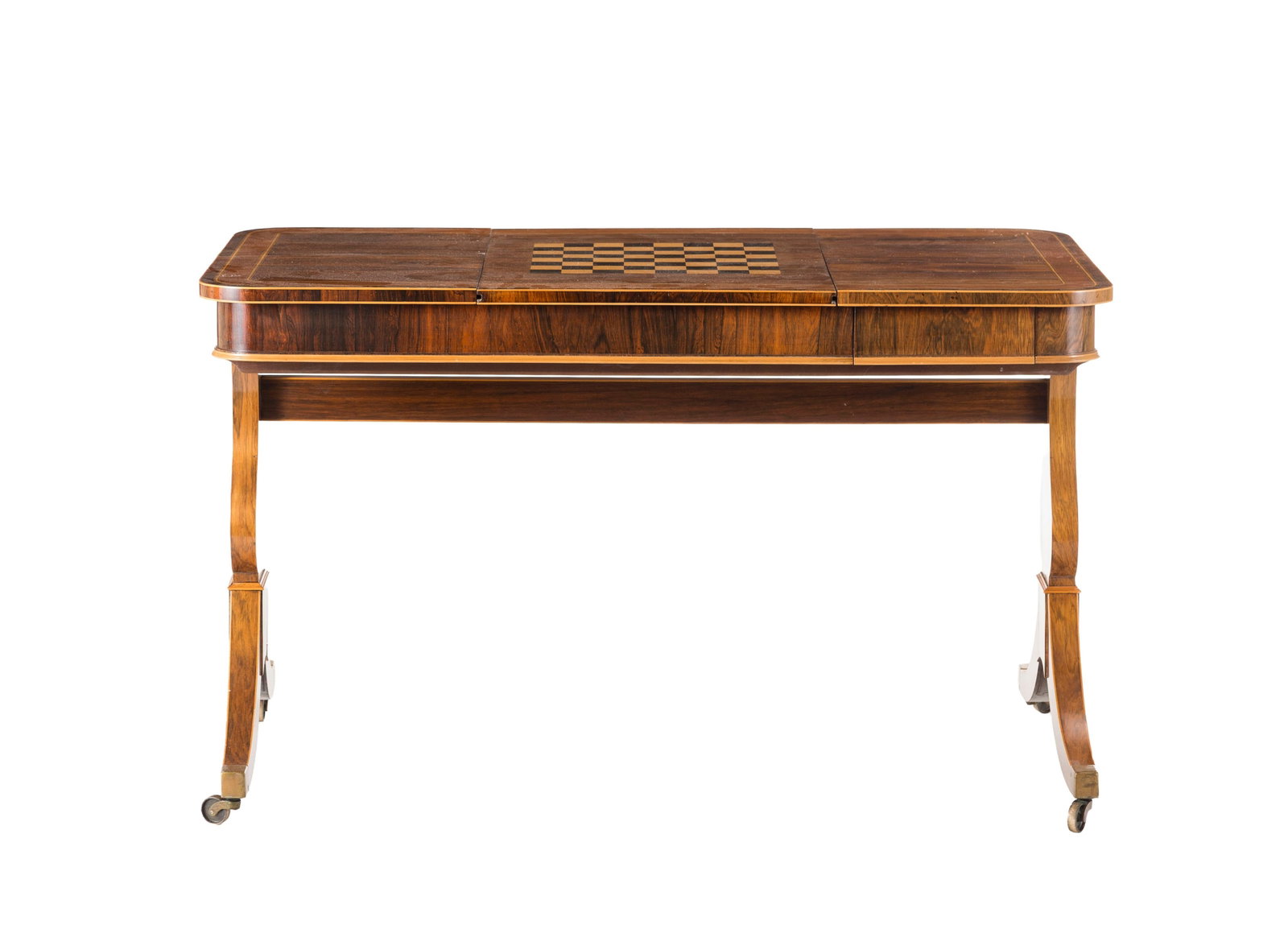 Sofa table formant table à jeu, Angleterre, XXe s., en placage de palissandre et bois fruitier,: Sofa table formant table à jeu, Angleterre, XXe s., en placage de palissandre et bois fruitier, plateau central flanqué d'un damier en marqueterie et démasquant un jeu de backgammon en