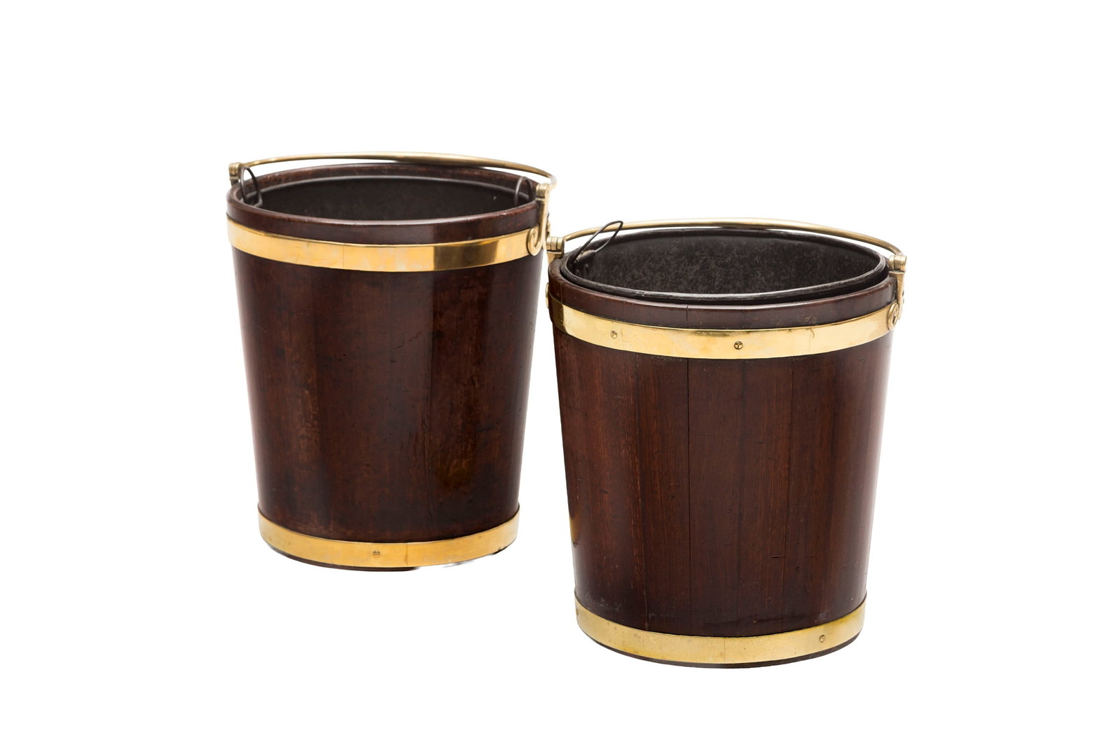 Paire de sceaux à tourbe, Irlande, XIXe s., en acajou avec cerclage en laiton, bac intérie: Paire de sceaux à tourbe, Irlande, XIXe s., en acajou avec cerclage en laiton, bac intérieur en métal teinté noir, h. 43 cm, diam. 38,5 cm + Des restrictions d’exportation