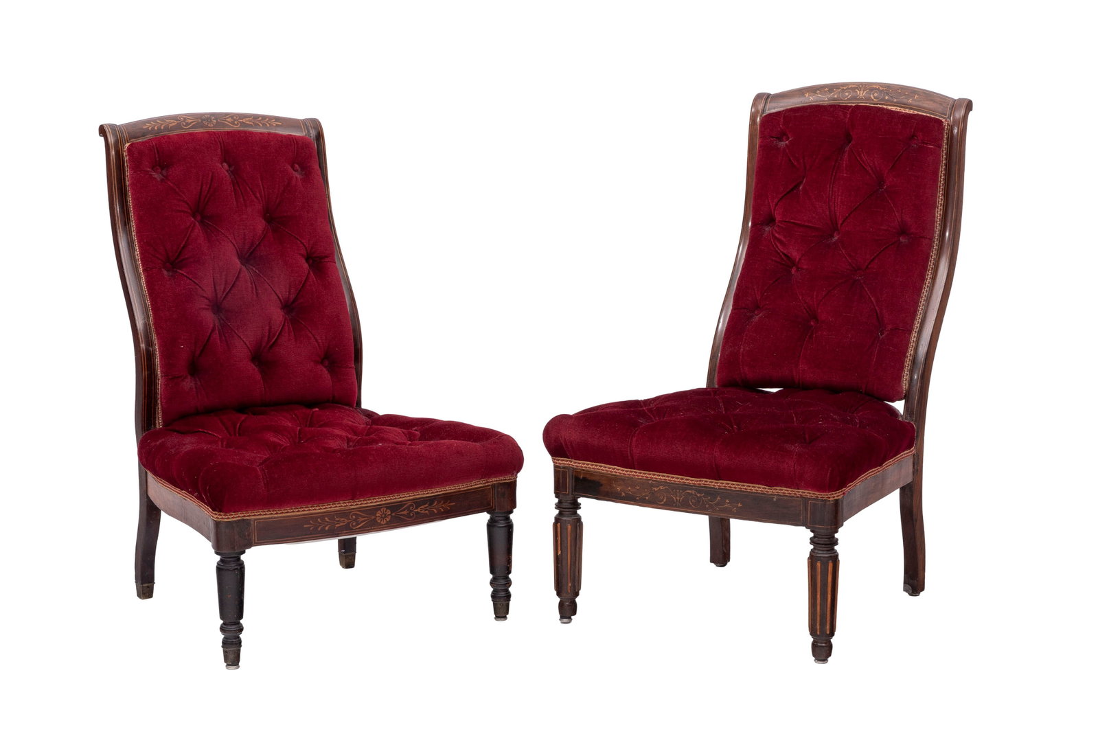 2 chauffeuses, Angleterre, fin du XIXe s., en placage de palissandre et filets de marqueterie, garni: 2 chauffeuses, Angleterre, fin du XIXe s., en placage de palissandre et filets de marqueterie, garniture en velours rouge capitonné Condition présence de marques de coups garniture d'un