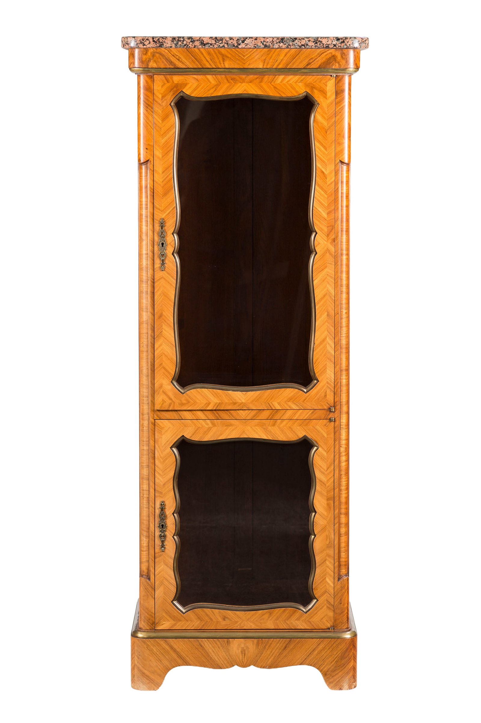 Vitrine de style Louis XV, fin XIXe s., en placage de bois de rose, ouvrant par deux vantaux vitr (1 of 3)