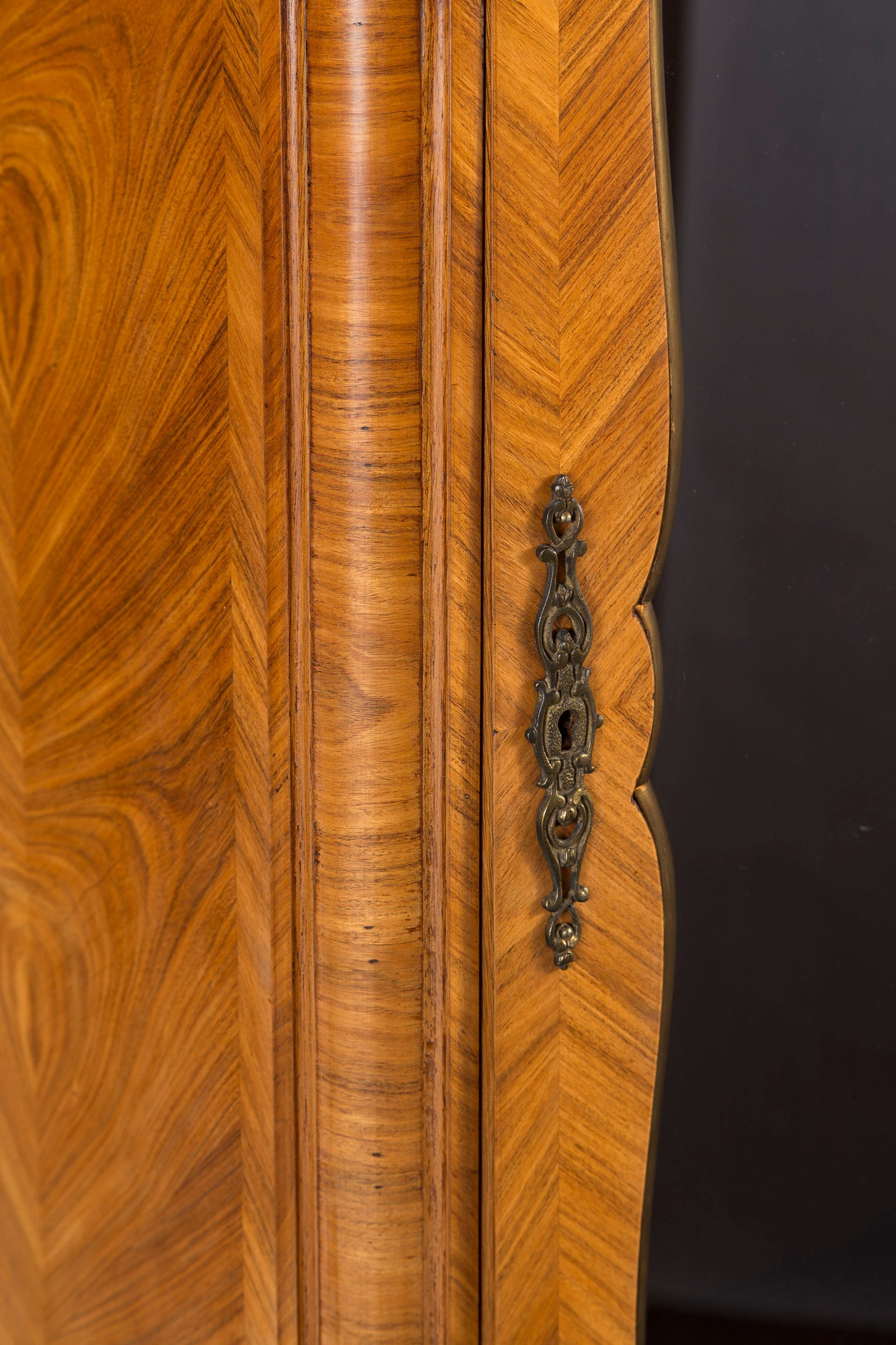 Vitrine de style Louis XV, fin XIXe s., en placage de bois de rose, ouvrant par deux vantaux vitr - 2