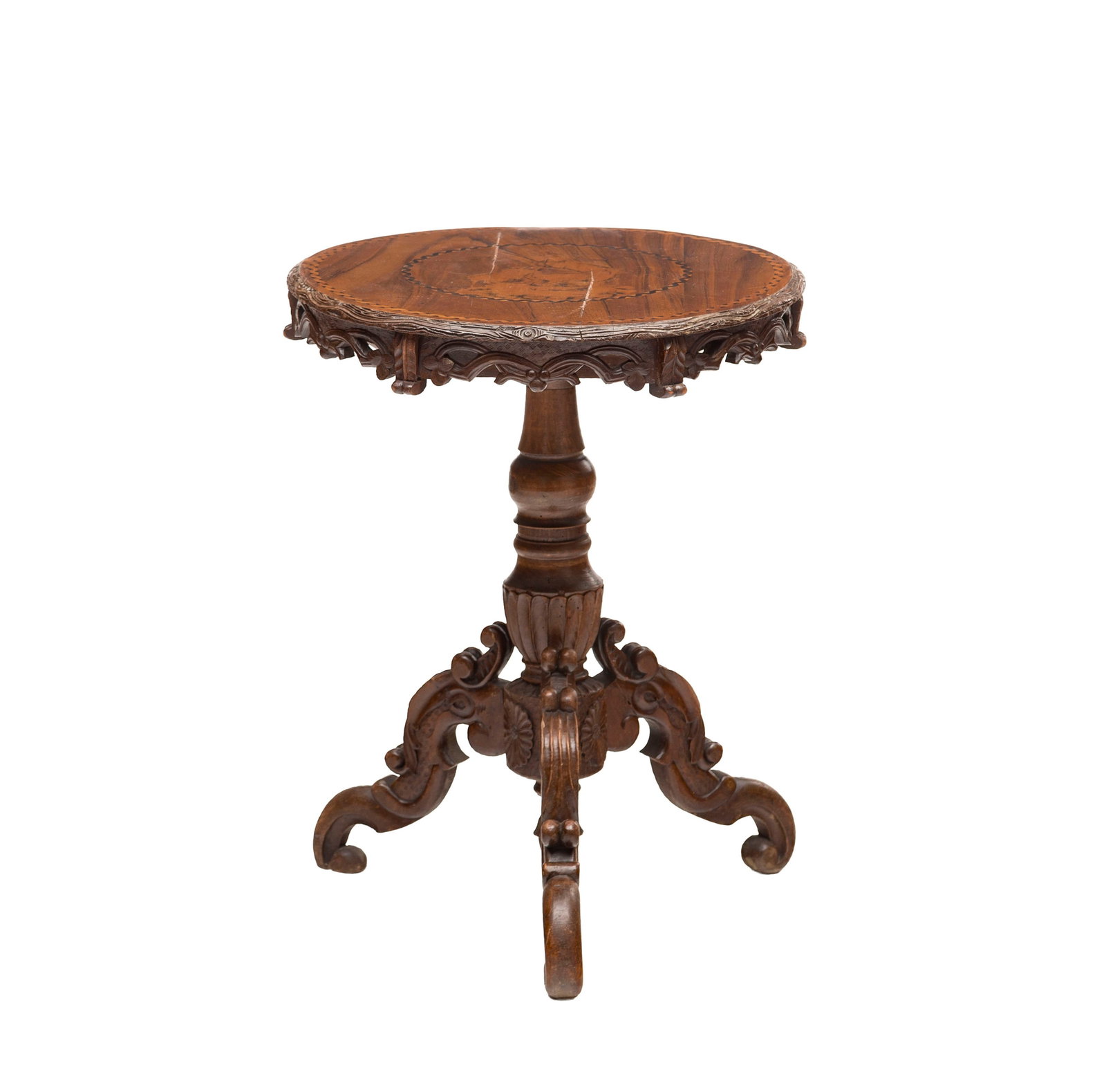 Table d'appoint, début du XXe s., en bois naturel sculpté, plateau circulaire orné de: Table d'appoint, début du XXe s., en bois naturel sculpté, plateau circulaire orné de chevreuil et frises de ruban en marqueterie, ceinture simulant des branches, reposant sur un