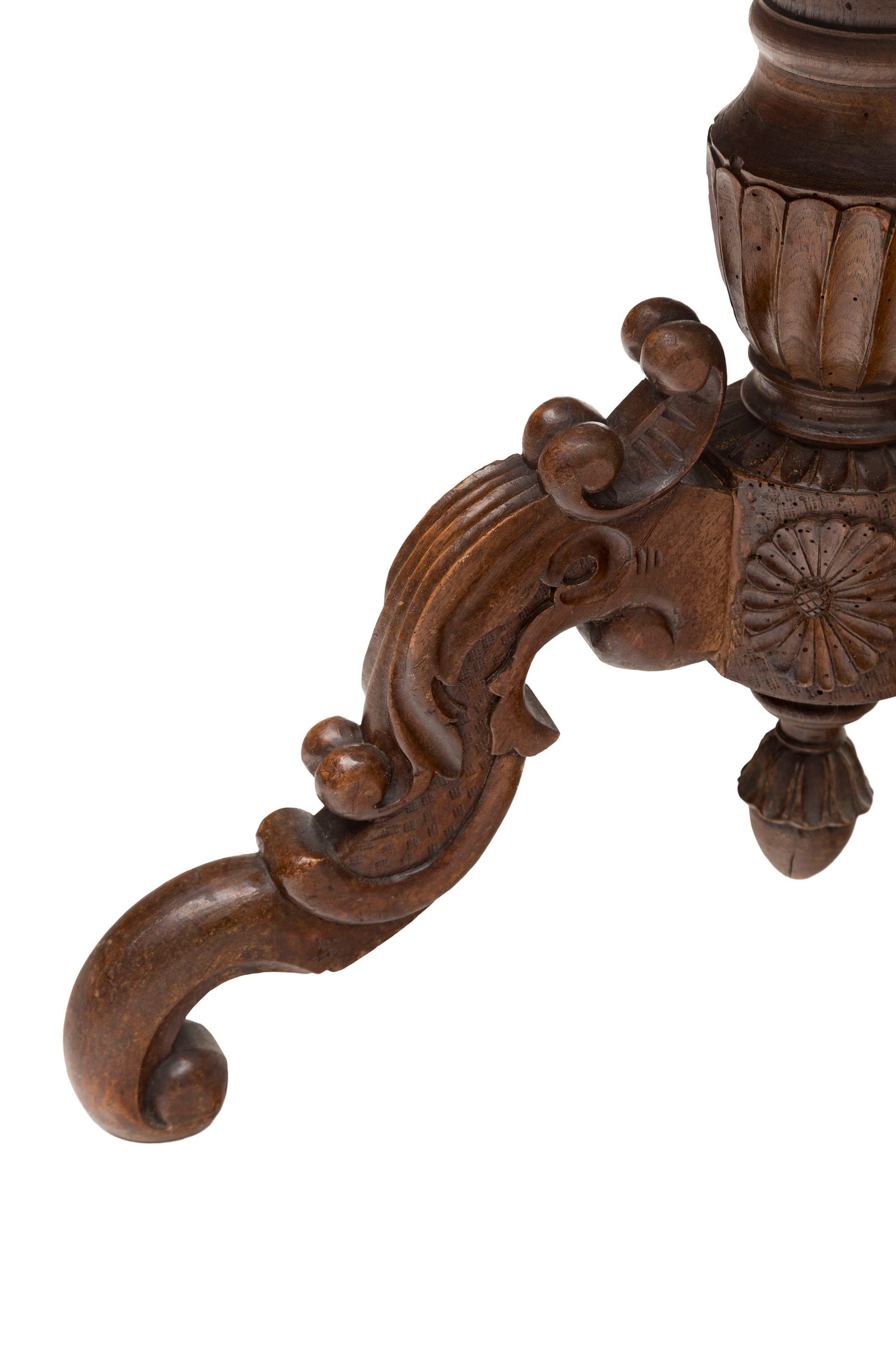 Table d'appoint, début du XXe s., en bois naturel sculpté, plateau circulaire orné de - 3