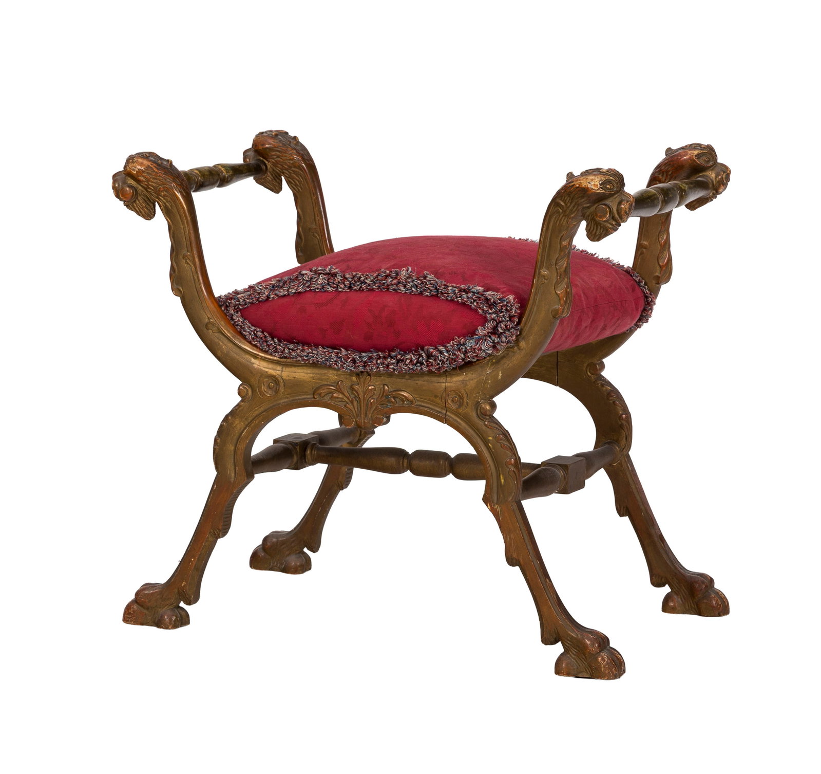 Tabouret curule, XIXe s., en bois sculpté polychrome, accotoirs à décor de têtes: Tabouret curule, XIXe s., en bois sculpté polychrome, accotoirs à décor de têtes de lion, assise garnie de tissu rouge Condition usures et manques à la polychromie