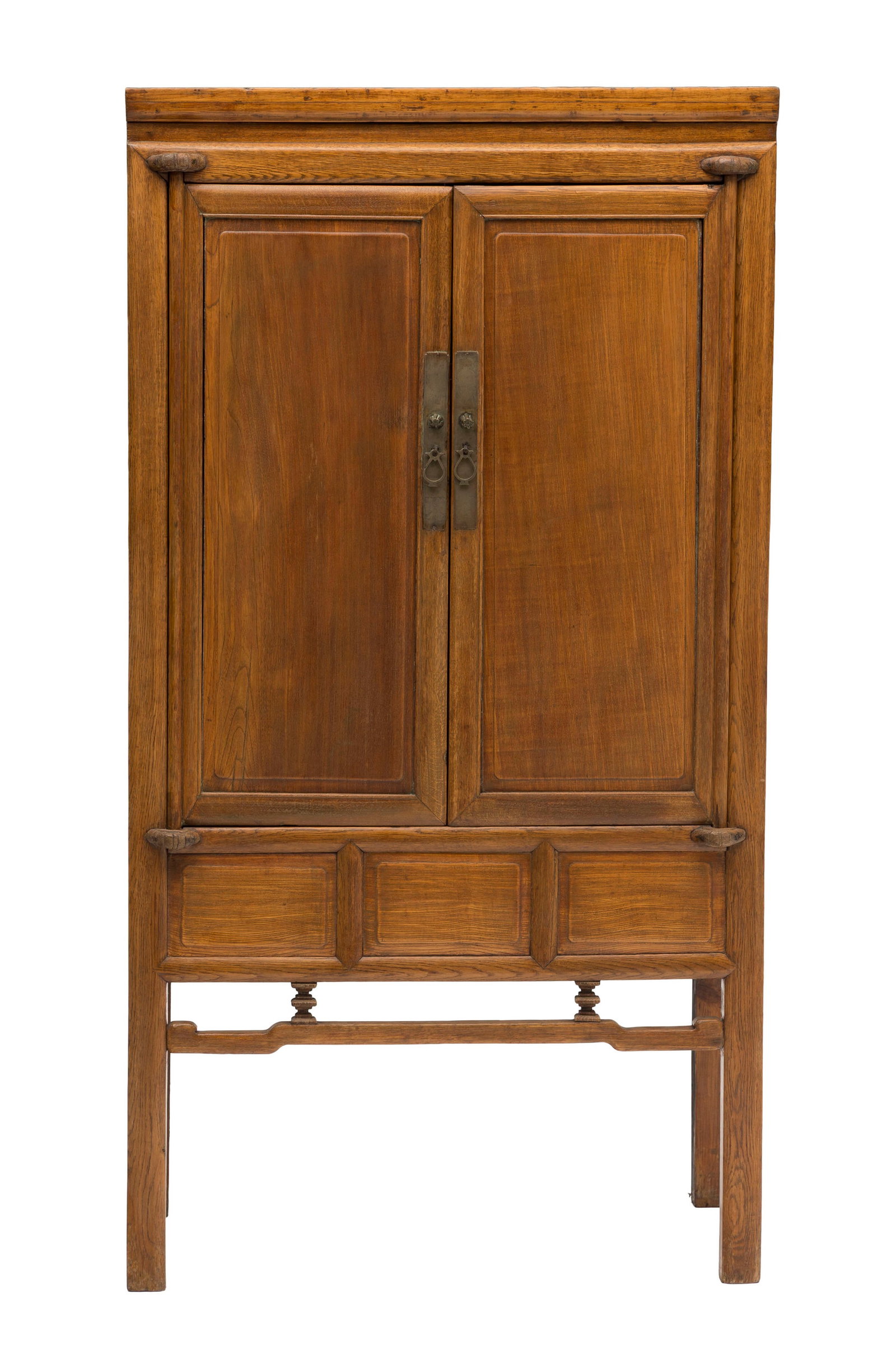 Armoire, Chine, XXe s., en bois naturel, ouvrant par deux vantaux, intérieur agrémenté: Armoire, Chine, XXe s., en bois naturel, ouvrant par deux vantaux, intérieur agrémenté de deux tiroirs, 177x94x52 cm Condition insolation au vernis absence de la tige pour verrouiller