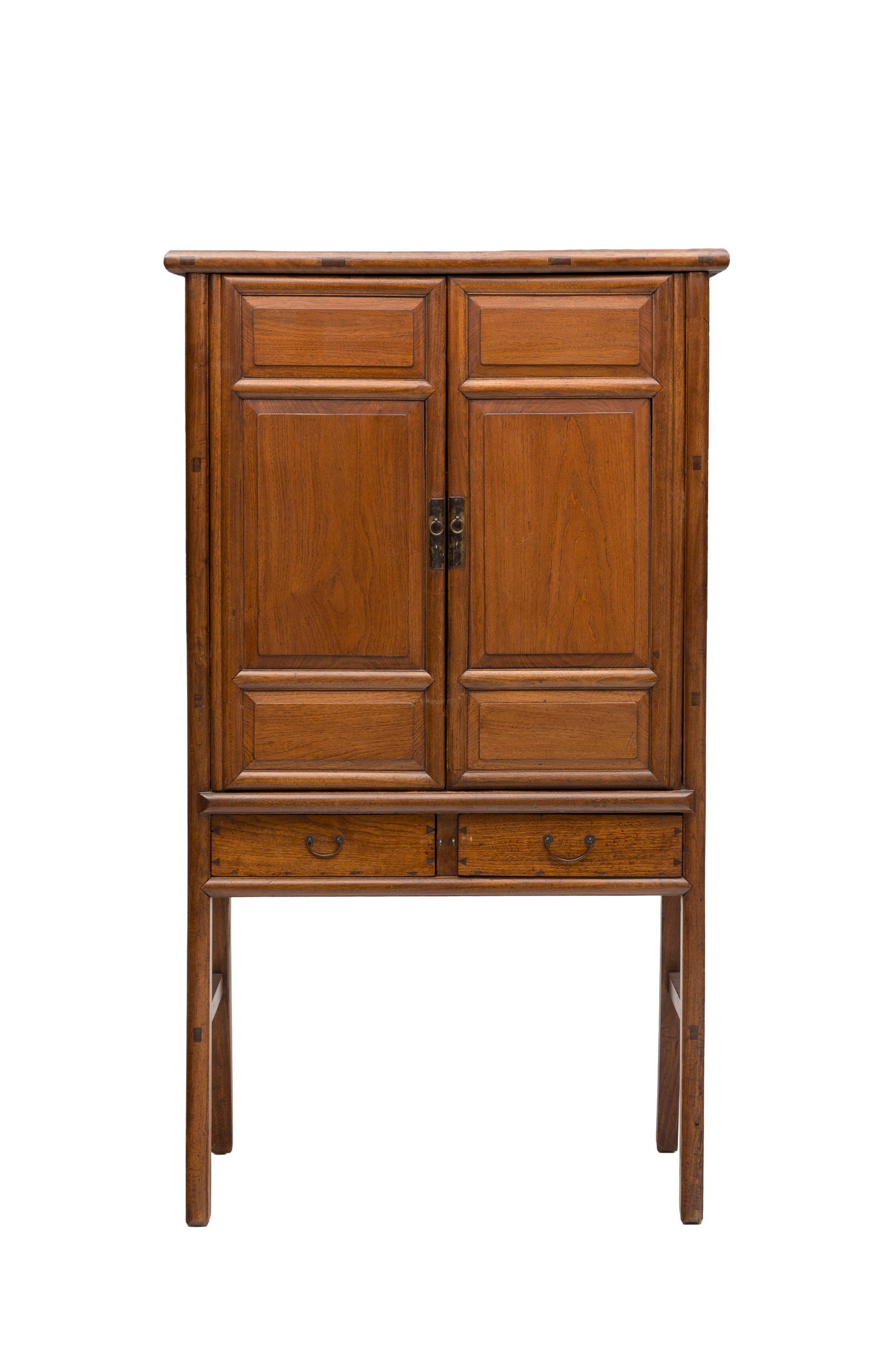 Armoire, Chine, XXe s., en bois naturel, ouvrant par deux vantaux et deux tiroirs, intérieur ag: Armoire, Chine, XXe s., en bois naturel, ouvrant par deux vantaux et deux tiroirs, intérieur agrémenté de deux tiroirs, 182x104x58 cm Condition rayures et marques au vernis
