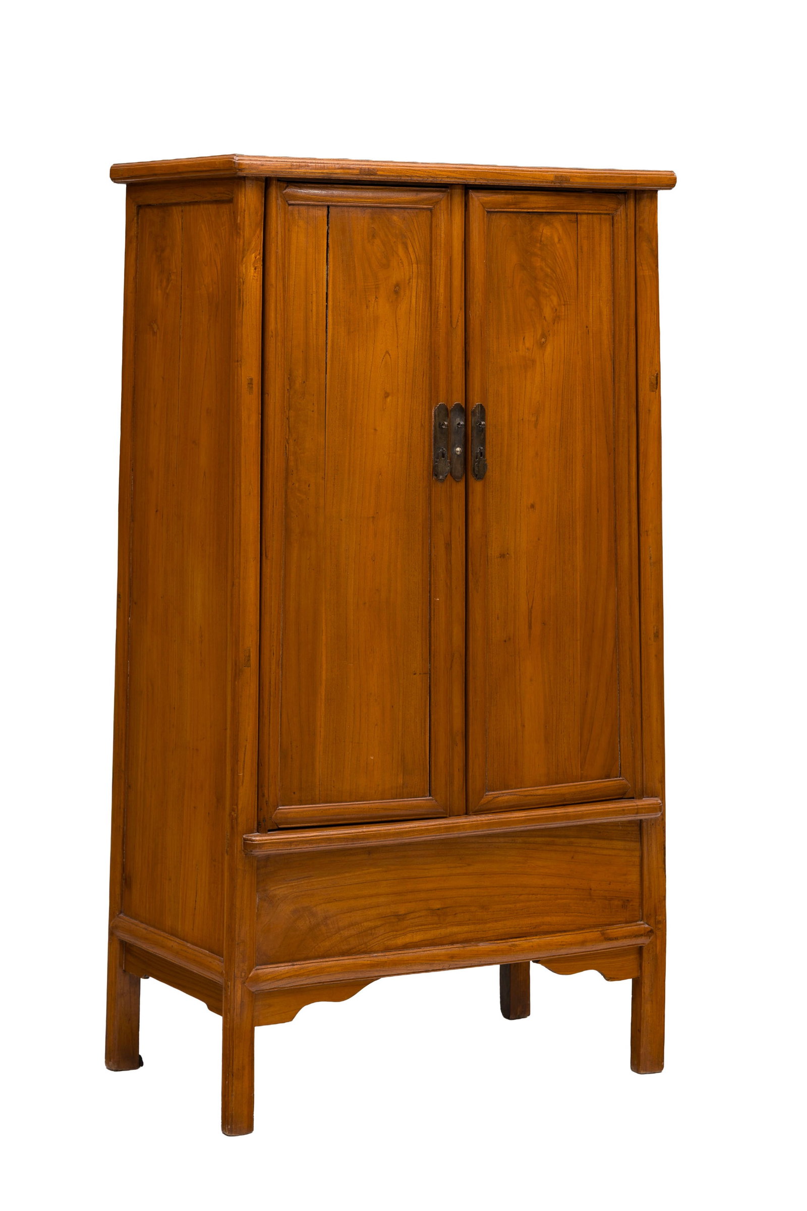 Armoire, Chine, XXe s., en bois naturel, ouvrant par deux vantaux, intérieur agrémenté: Armoire, Chine, XXe s., en bois naturel, ouvrant par deux vantaux, intérieur agrémenté de deux tiroirs, 177x96x58 cm Condition fissures sur les vantaux et les côtés rayures