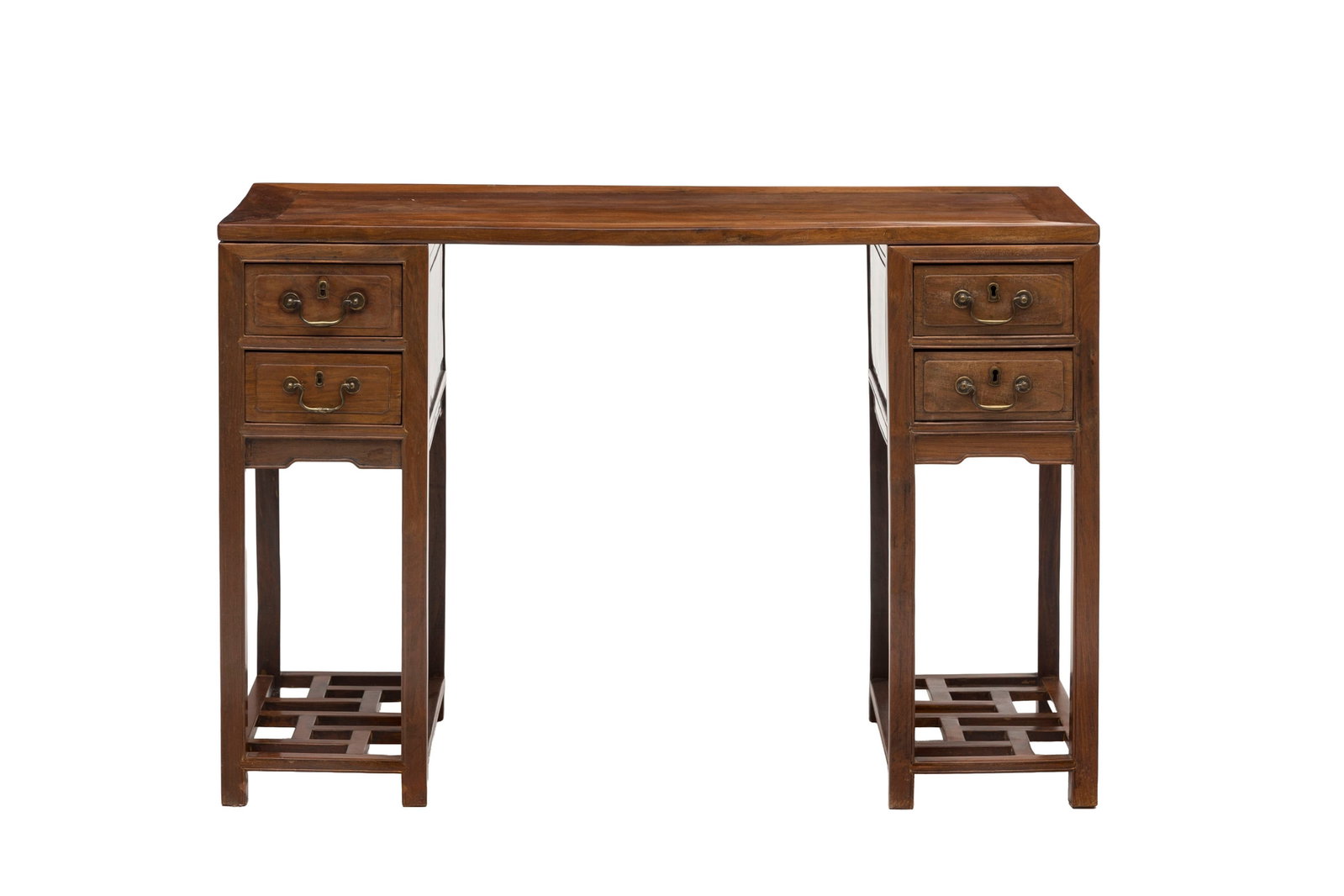 Bureau, Chine, XXe s., en bois naturel, ouvrant par quatre tiroirs en façade, pieds reliés: Bureau, Chine, XXe s., en bois naturel, ouvrant par quatre tiroirs en façade, pieds reliés par des plateaux ajourés de barreaux, 85x125x55 cm Condition plateau central
