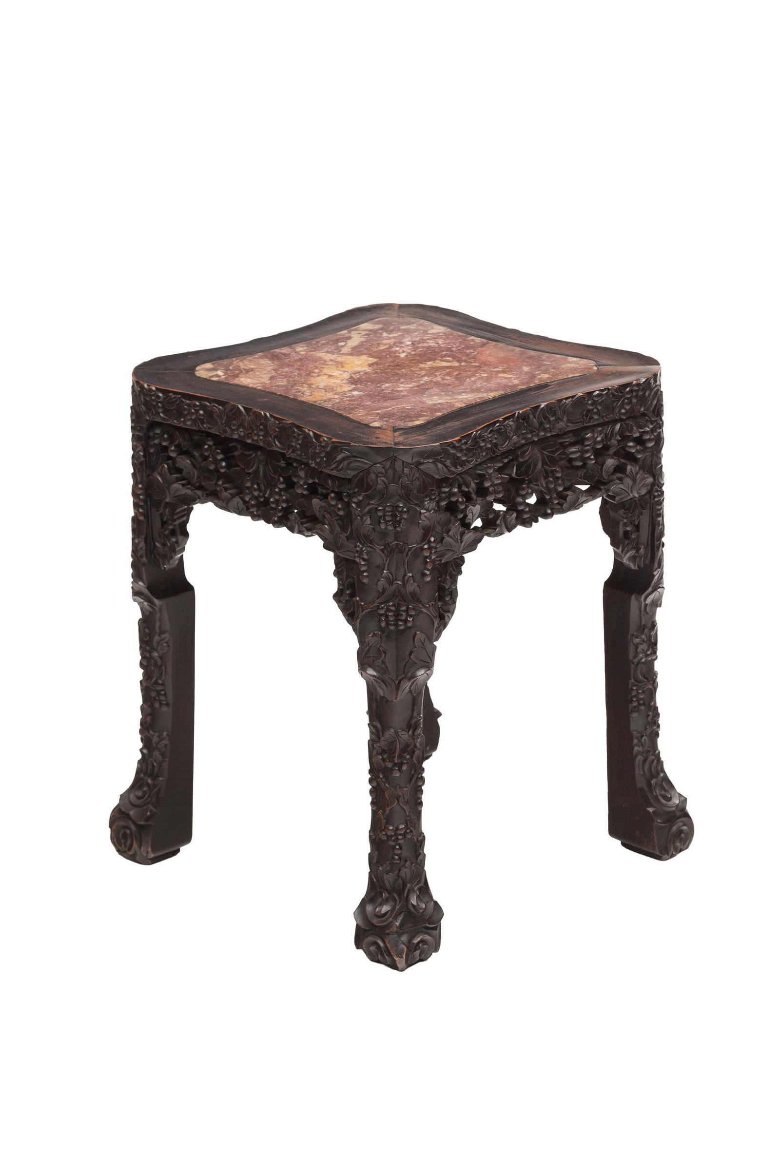Table d'appoint, Chine, XXe s., en bois richement sculpté à décor de feuilles, platea: Table d'appoint, Chine, XXe s., en bois richement sculpté à décor de feuilles, plateau en marbre, 54x42x42 cm Condition rayures et marques au vernis structure instable