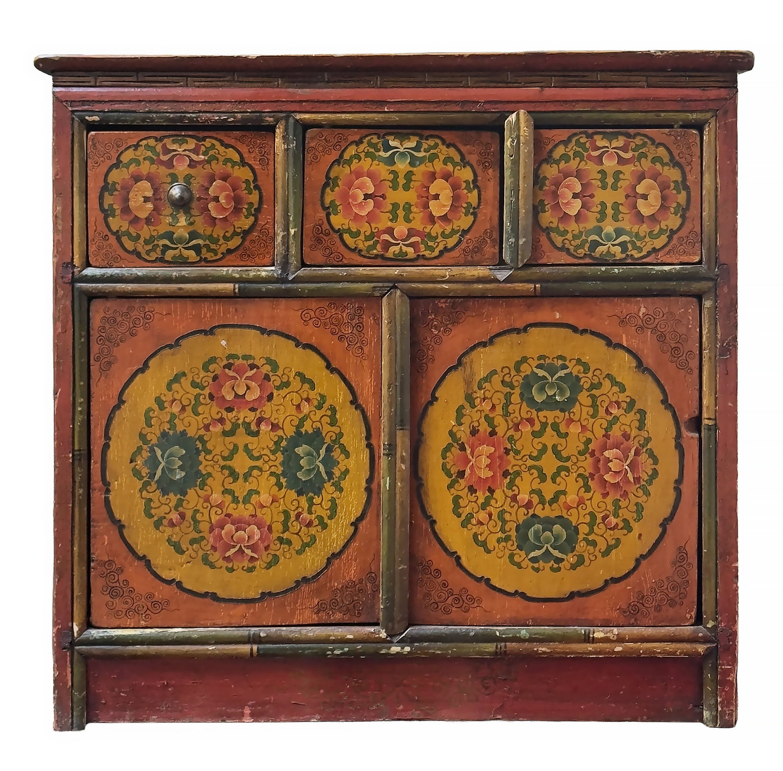 Cabinet, Tibet, début XXe s., en bois naturel et polychrome en façade, à décor d: Cabinet, Tibet, début XXe s., en bois naturel et polychrome en façade, à décor de fleurs et rinceaux dans des cartouches, ouvrant par un tiroir et quatre vantaux, 95x101x39 cm