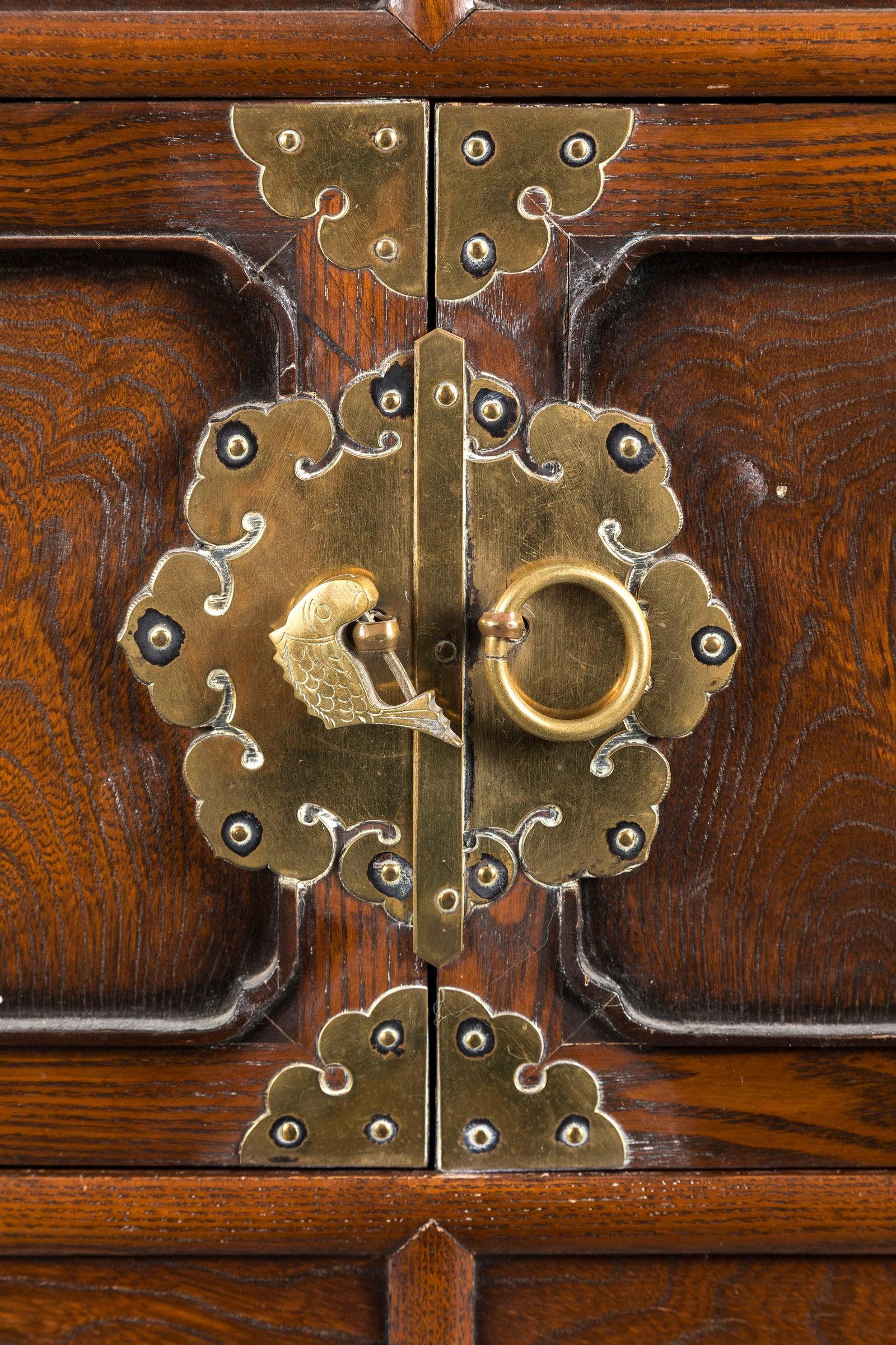Cabinet, Corée, XXe s., en bois naturel, ouvrant par quatre tiroirs et huit vantaux, 138x93x42  - 2