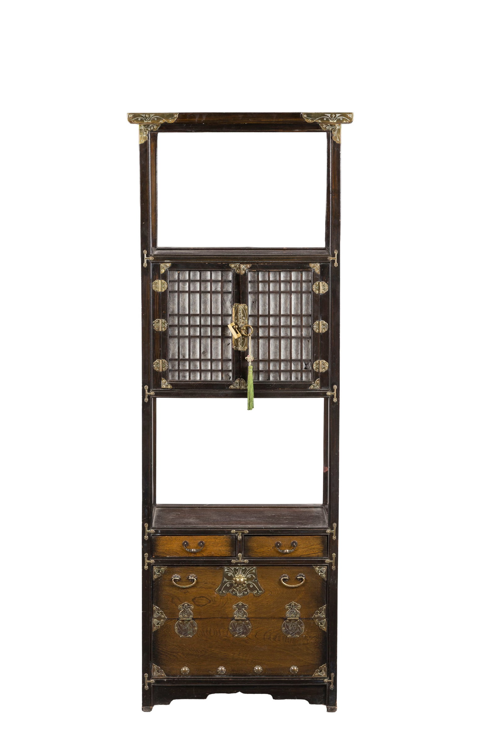 Étagère, Corée, XXe s., en bois naturel et bois noirci, ouvrant par deux vantaux, deu: Étagère, Corée, XXe s., en bois naturel et bois noirci, ouvrant par deux vantaux, deux tiroirs et un abattant (verrouillé), 166x61x35 cm Condition pas de clé: abattant