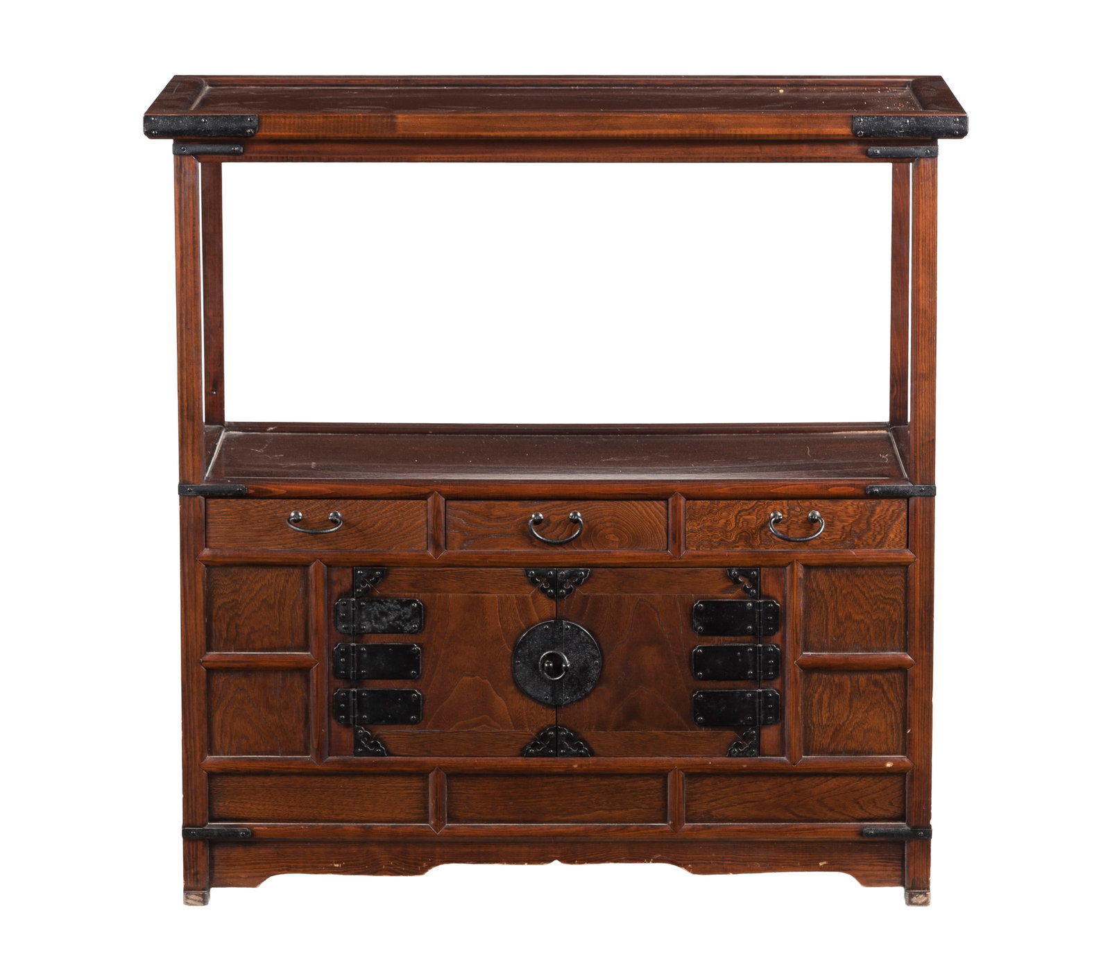 Cabinet, Corée, XXe s., en bois de keyaki, façade composée de plusieurs panneaux, tir: Cabinet, Corée, XXe s., en bois de keyaki, façade composée de plusieurs panneaux, tiroirs et vantaux, charnières et poignées en laiton, 94x94x36 cm Condition présence de 