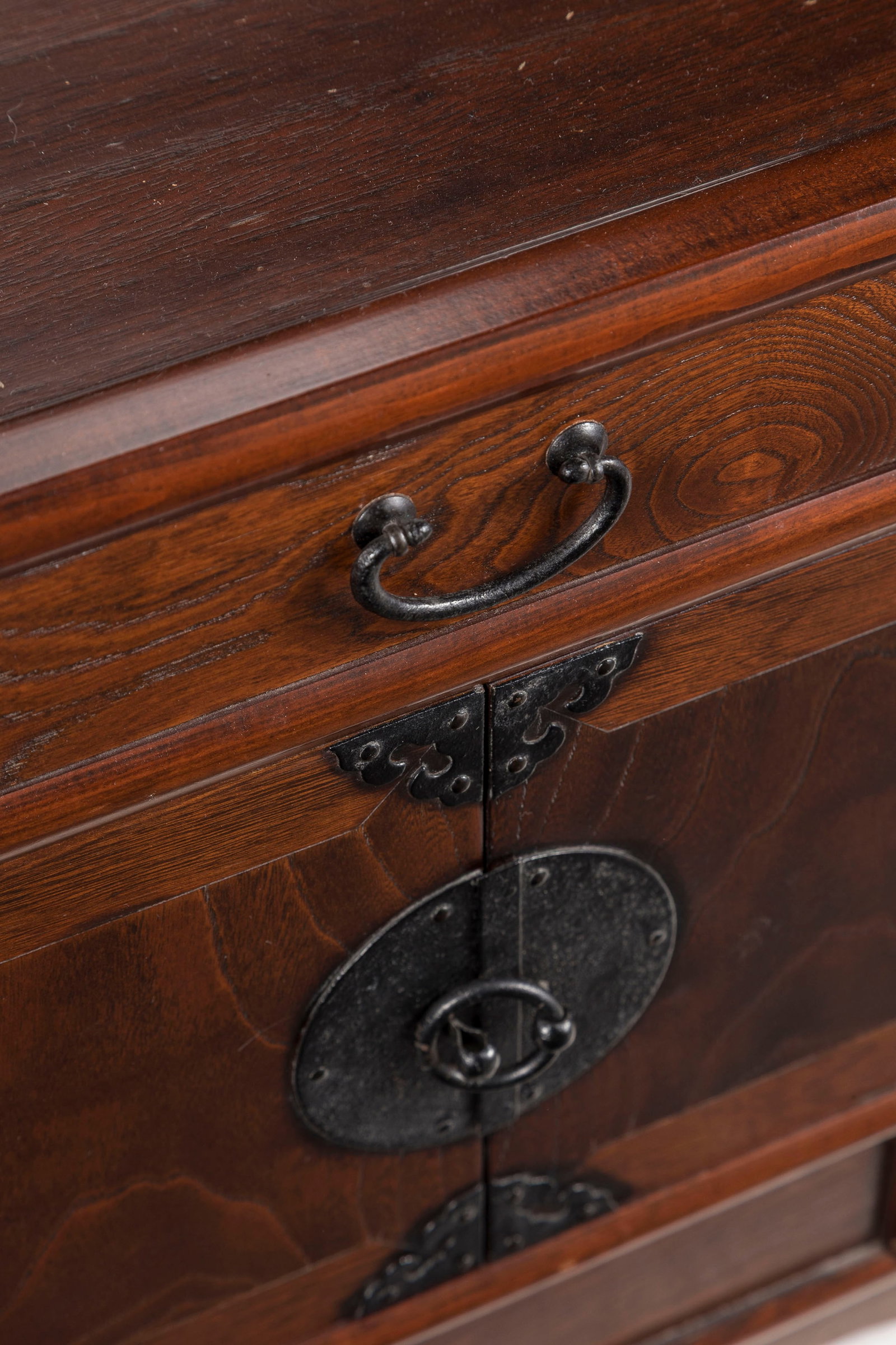 Cabinet, Corée, XXe s., en bois de keyaki, façade composée de plusieurs panneaux, tir - 2