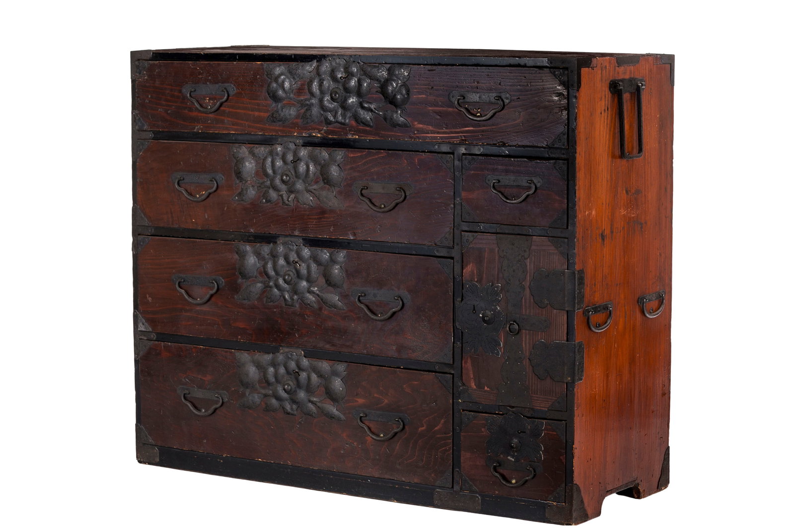 Isho Tansu, Japon, fin d'époque Meiji, en bois de zelkova, ouvrant par six tiroirs et un vantai: Isho Tansu, Japon, fin d'époque Meiji, en bois de zelkova, ouvrant par six tiroirs et un vantail, 89x109x43 cm Condition très nombreuses rayures et marques, notamment sur le plateau manques