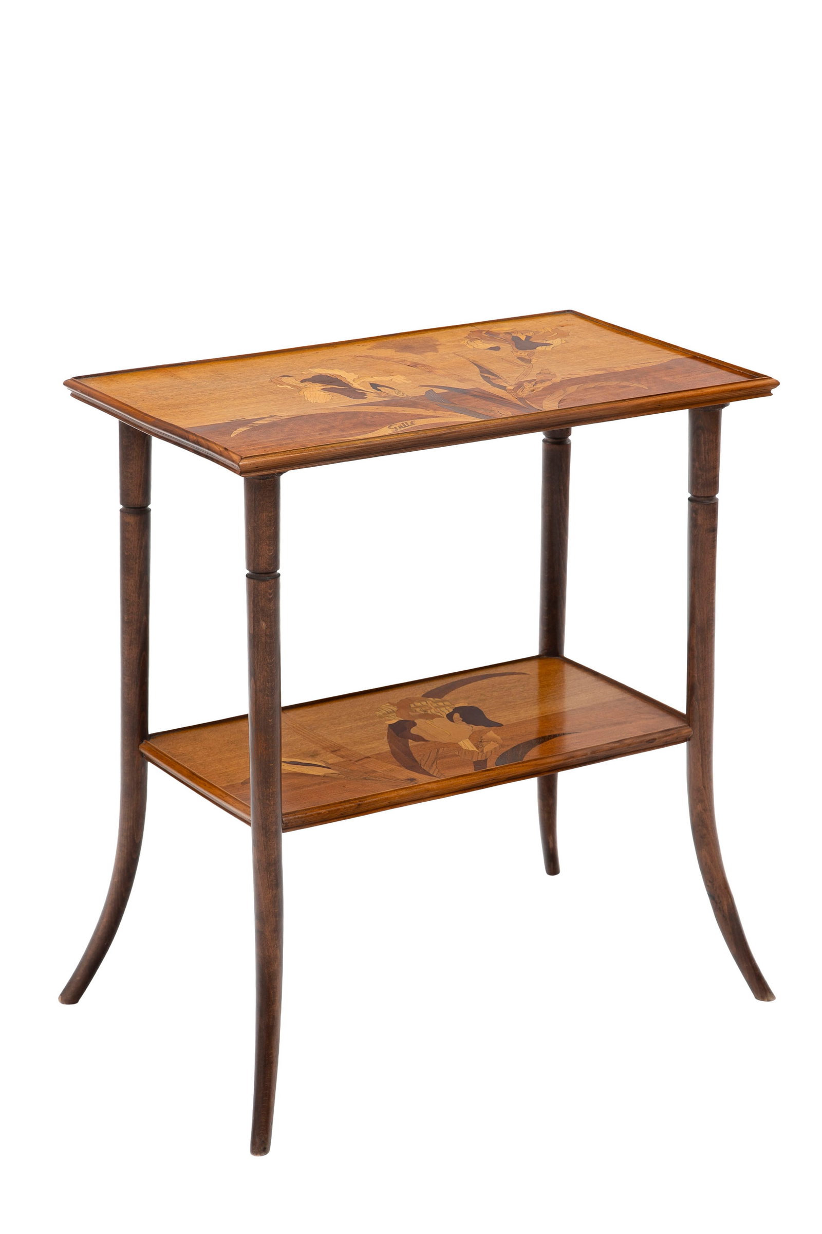 Table à thé signée Gallé, en bois de placage à décor marqueté sur: Table à thé signée Gallé, en bois de placage à décor marqueté sur les deux plateaux d'iris, montants légèrement galbés, 73x67x39 cm Un modèle