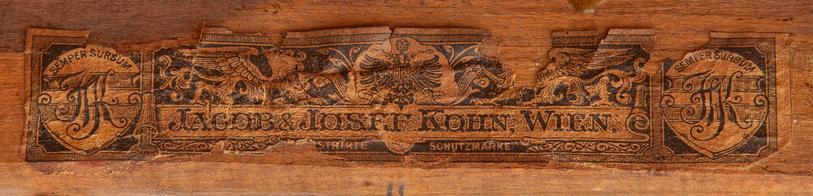 Table d'appoint par Josef Hoffmann (1870-1956), en bois fruitier, pieds reliés par une entretoi - 4