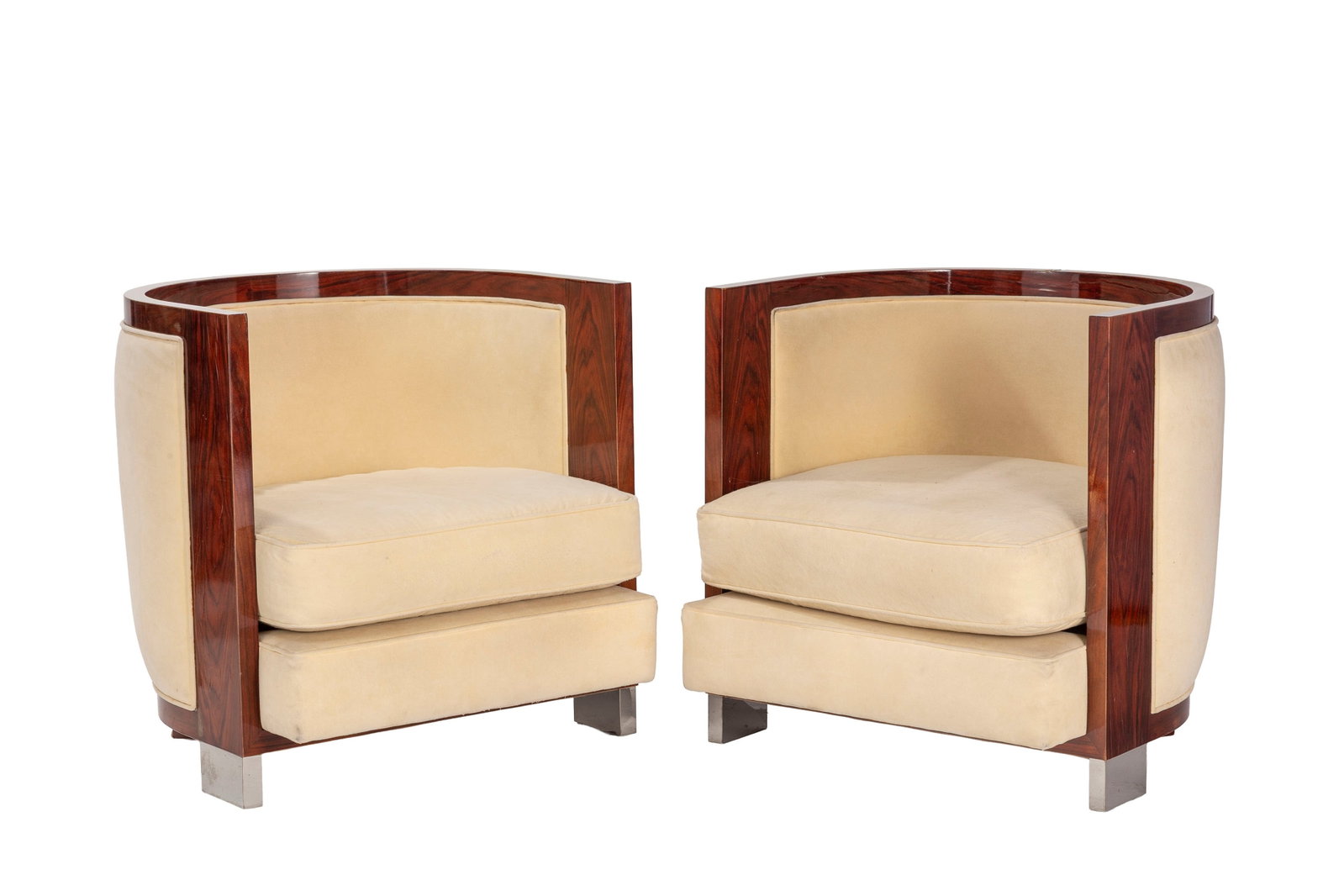 Paire de bergères de style Art Déco, XXe s., en placage de palissandre, dossier fortement : Paire de bergères de style Art Déco, XXe s., en placage de palissandre, dossier fortement cintré reposant sur des pieds en acier chromé, garni de nubuck beige Condition manques au