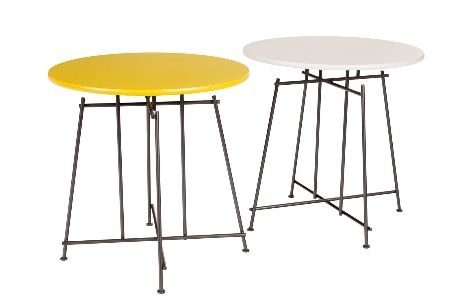 Paire de tables d'appoint Mr. Zheng par Roberto Lazzeroni, édition Lema, Italie, à pié: Paire de tables d'appoint Mr. Zheng par Roberto Lazzeroni, édition Lema, Italie, à piétement tubulaire en acier peint noir, plateau en bois laqué jaune et gris, h. 53 cm, diam. 52