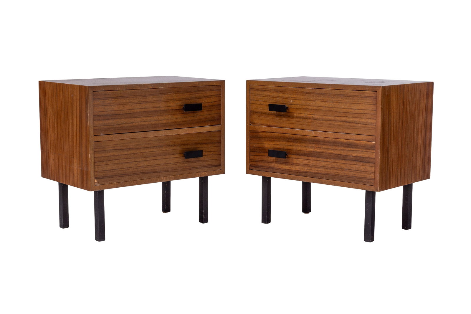 Paire de chevets, circa 1970, en bois de placage, ouvrant par deux tiroirs en façade, poign: Paire de chevets, circa 1970, en bois de placage, ouvrant par deux tiroirs en façade, poignées de tirage et pieds en métal teinté noir, 52x55x36 cm Condition manque au placage