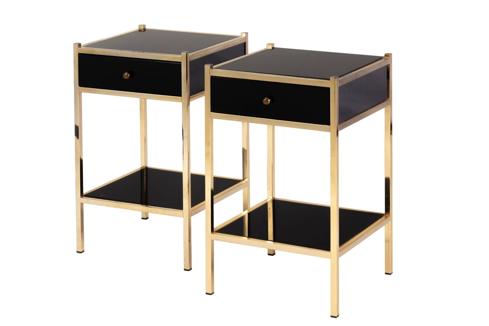 Paire de chevets attribués à Guy Lefevre pour la maison Jansen, circa 1960, à structu: Paire de chevets attribués à Guy Lefevre pour la maison Jansen, circa 1960, à structure en métal doré, deux plateaux superposés en verre teinté noir, un tiroir