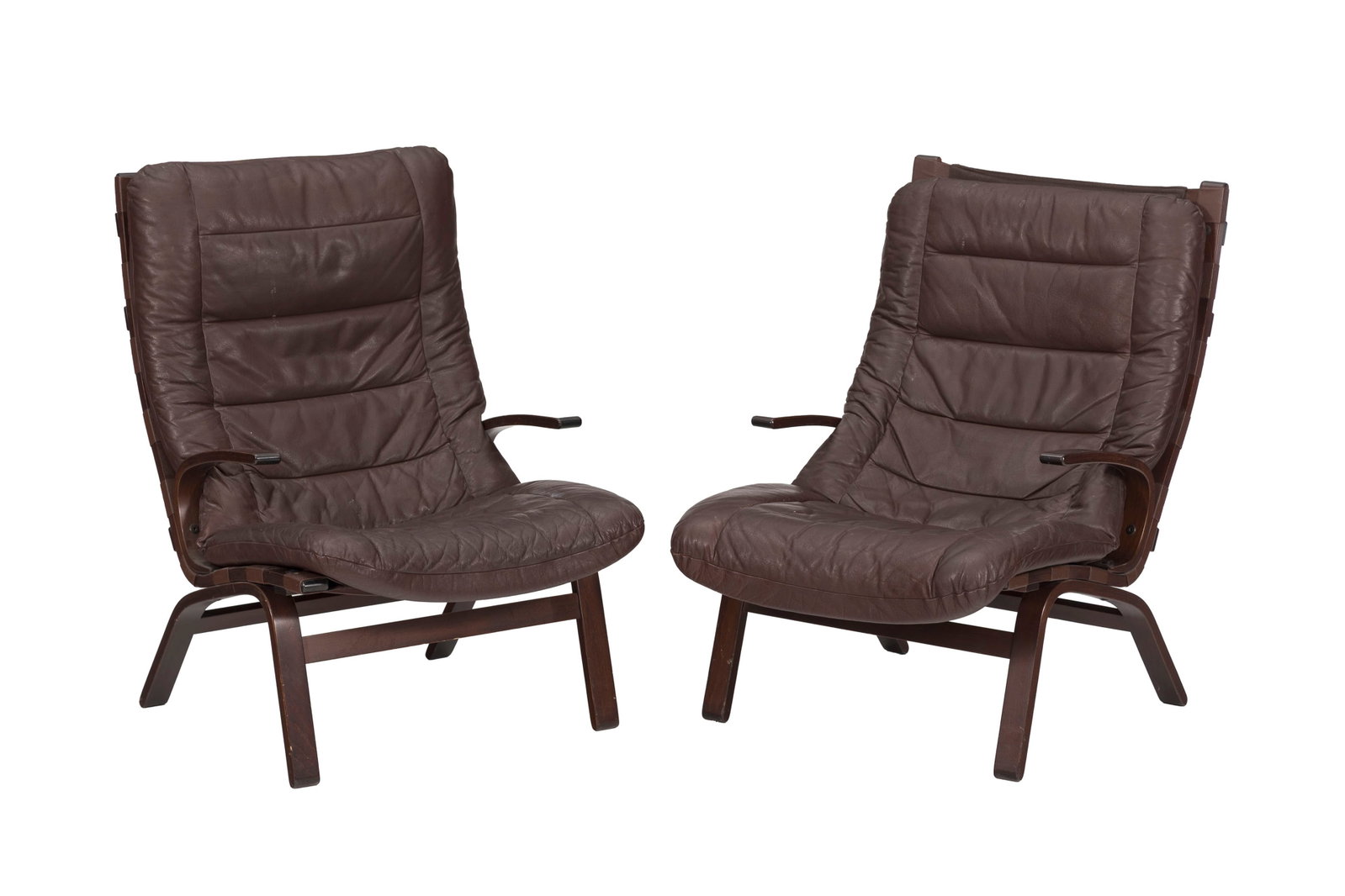 Paire de fauteuils, circa 1970, édition Kleppe, en contreplaqué de hêtre verni, couss: Paire de fauteuils, circa 1970, édition Kleppe, en contreplaqué de hêtre verni, coussin en similicuir marron Condition déchirures à l'arrière des coussins présence
