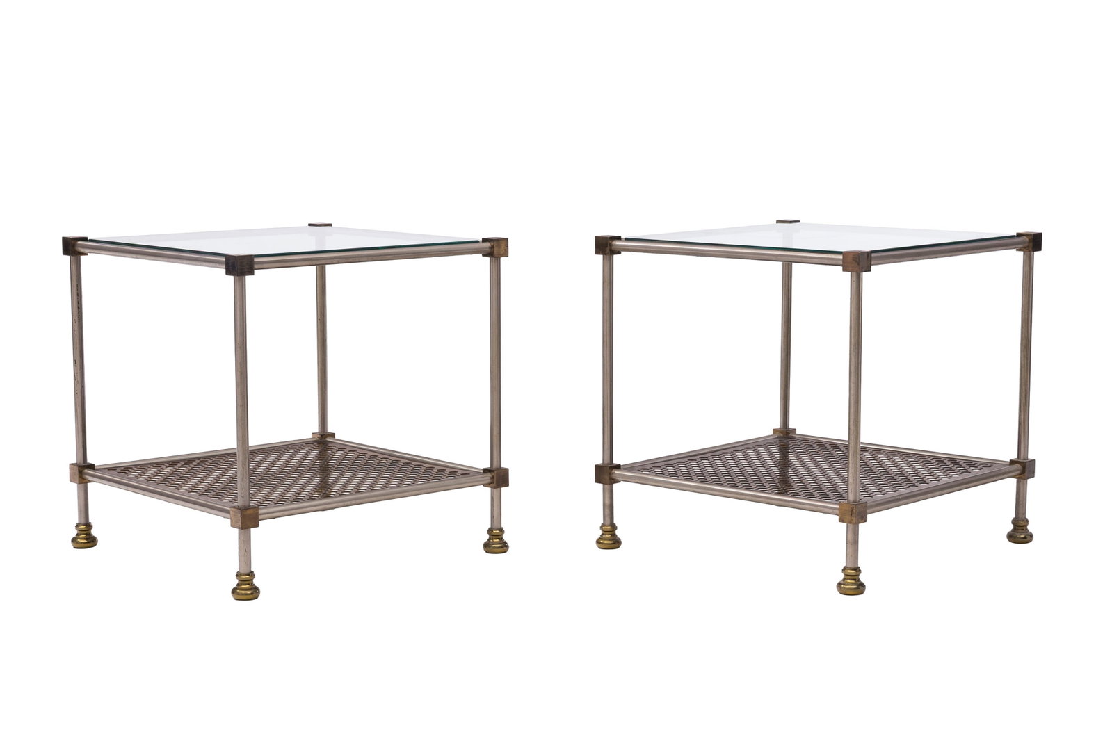Paire de bouts de canapé dans le goût de Jansen, XXe s., en métal patiné et lait: Paire de bouts de canapé dans le goût de Jansen, XXe s., en métal patiné et laiton, plateau supérieur en verre, plateau inférieur perforé, 50x50x50 cm Condition
