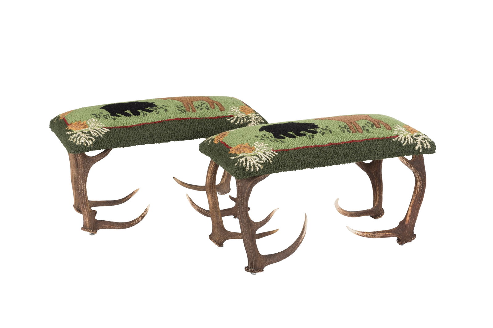 Paire de tabourets, XXe s., assise garnie tissu laineux à décor d'un ours et d'un cerf sur (1 of 3)