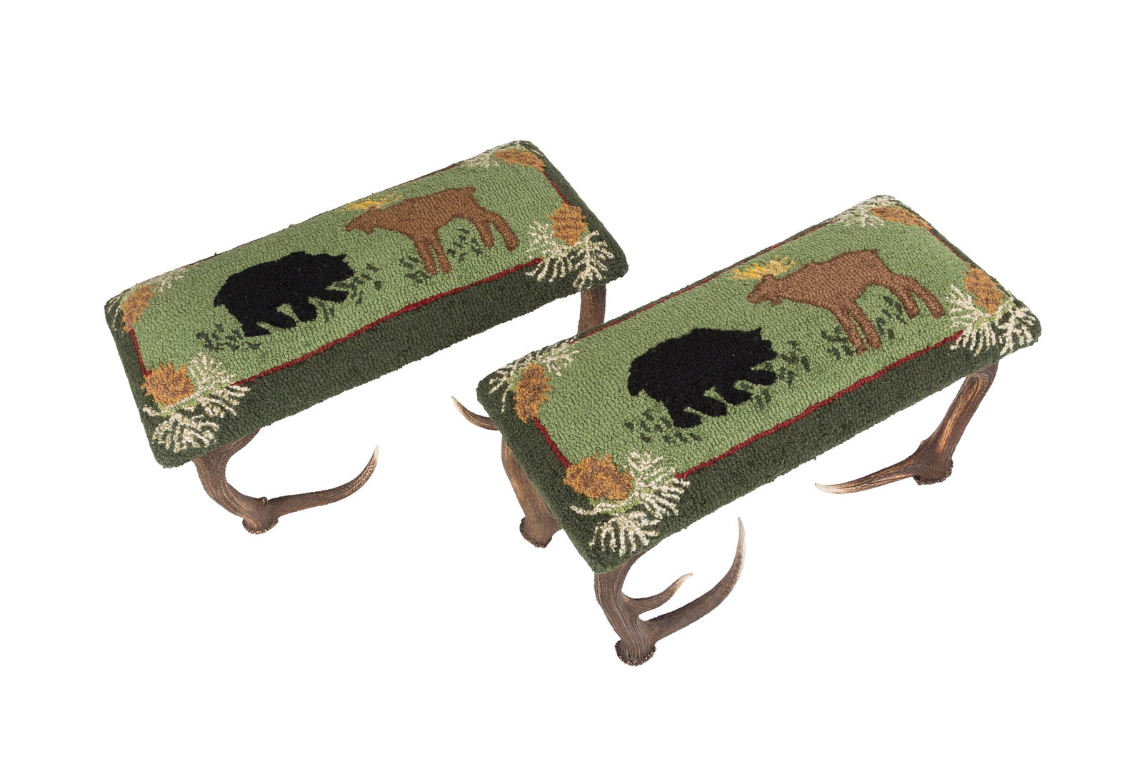 Paire de tabourets, XXe s., assise garnie tissu laineux à décor d'un ours et d'un cerf sur - 2