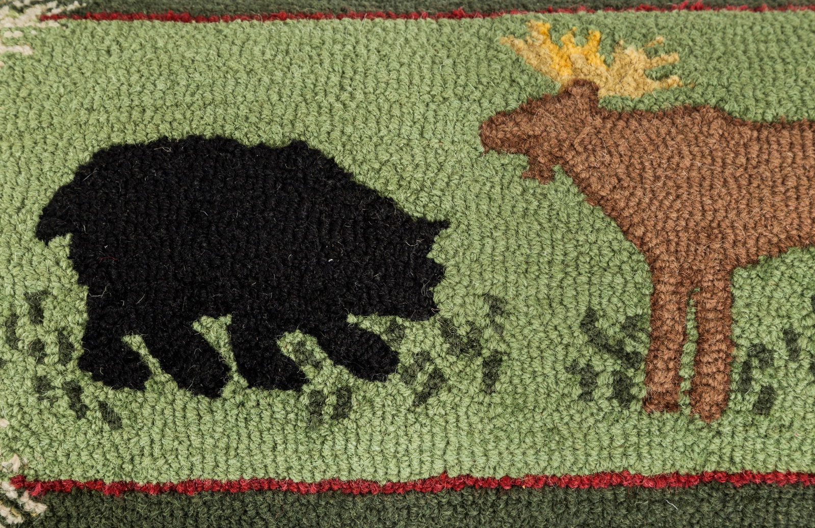 Paire de tabourets, XXe s., assise garnie tissu laineux à décor d'un ours et d'un cerf sur - 3