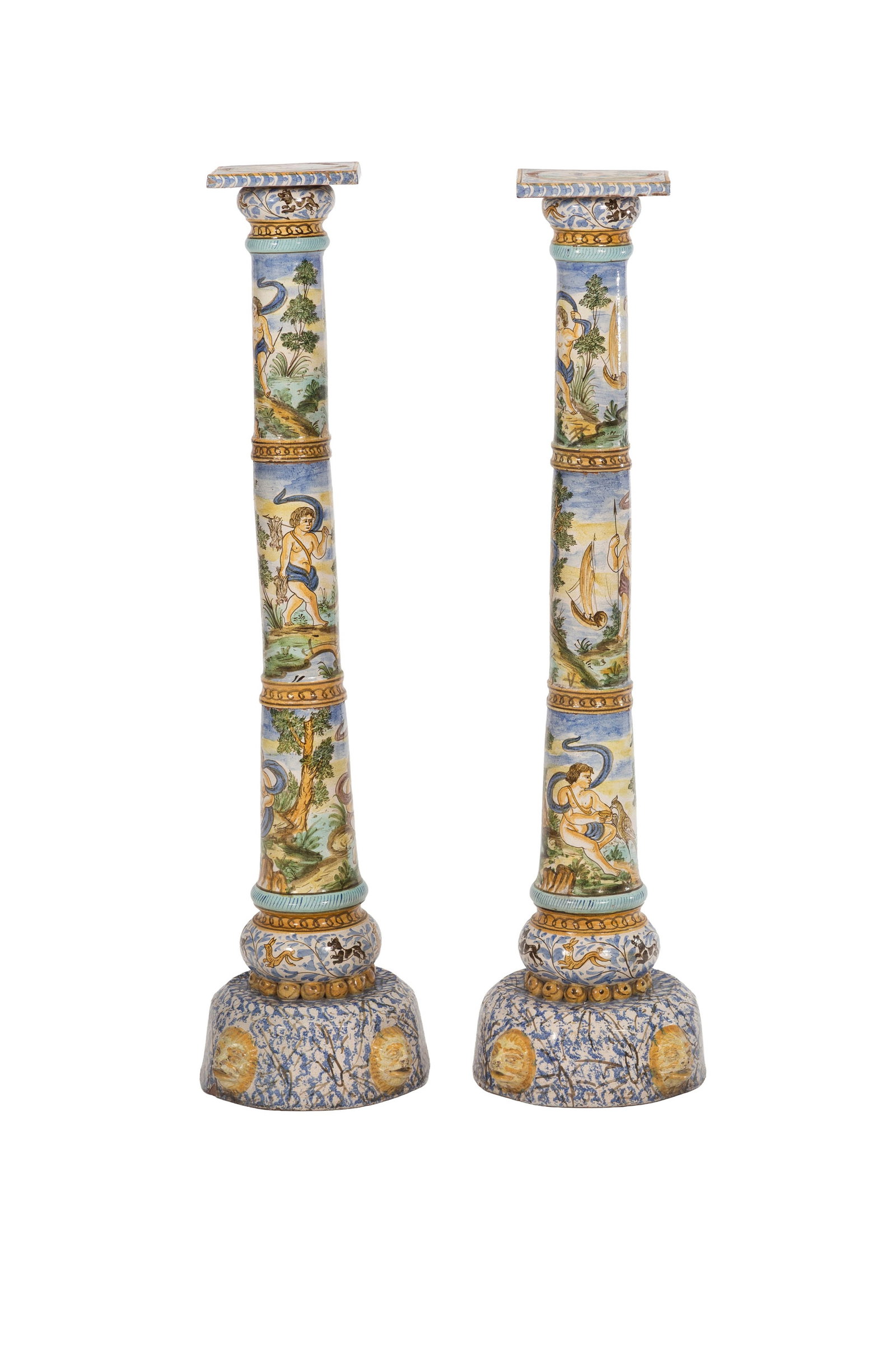 Paire sellettes de style Majolique, Italie, XIXe s., en terre cuite polychrome à décor de : Paire sellettes de style Majolique, Italie, XIXe s., en terre cuite polychrome à décor de scènes bibliques, h. 107 cm, dimensions du plateau supérieur: 18x18 cm Condition prés