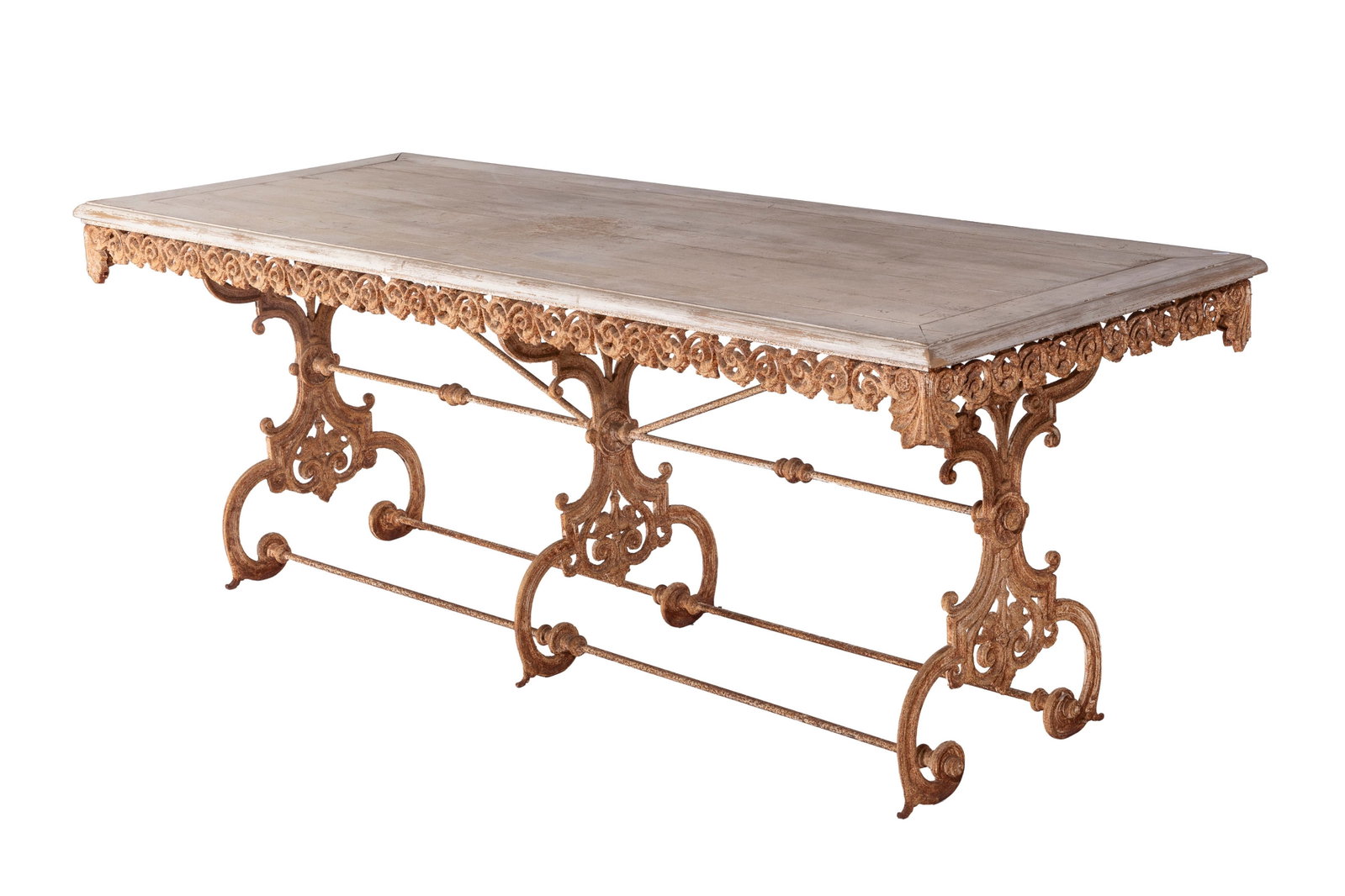 Table de jardin, XXe s., en fonte de fer à patine rouille, plateau en bois peint gris, 80x214x8: Table de jardin, XXe s., en fonte de fer à patine rouille, plateau en bois peint gris, 80x214x83 cm Condition fonte à l'origine peinte en blanc, fortement rouillé nombreuses marques et