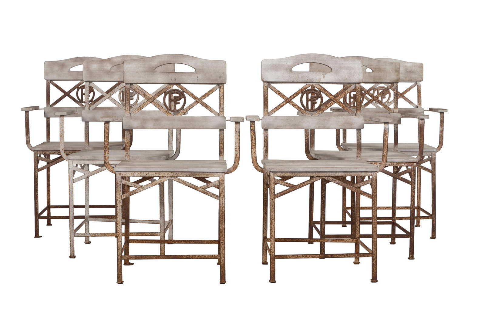 Suite de 6 fauteuils de jardin, XXe s., en métal à patine rouille et bois peint gris: Suite de 6 fauteuils de jardin, XXe s., en métal à patine rouille et bois peint gris