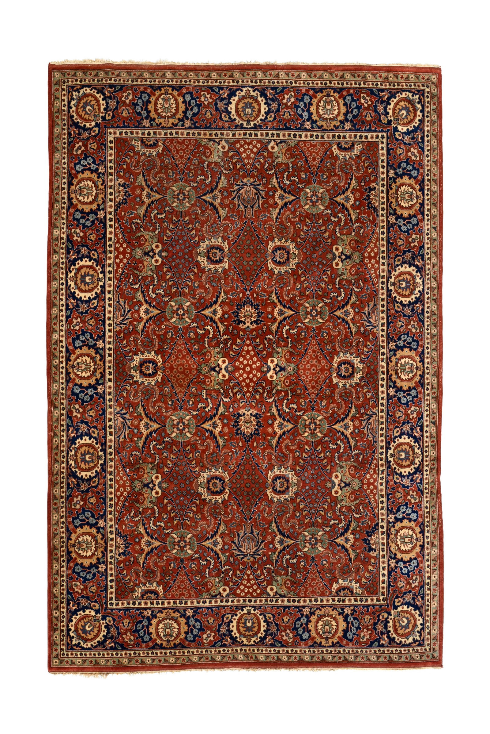 Tapis à dessin Tabriz, Pays de l'Est, milieu du XXe s., à champ central rouge parsemé: Tapis à dessin Tabriz, Pays de l'Est, milieu du XXe s., à champ central rouge parsemé de fleurs et de rinceaux, bordure fleurie bleue, 221x310 cm Condition Petites usures sur une zone