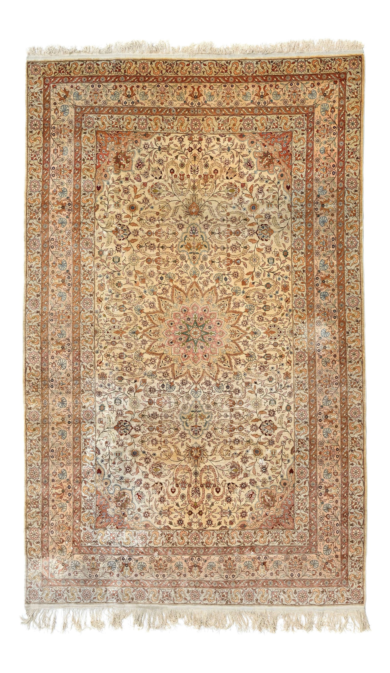 Tapis Kayseri en soie, Turquie, 2ème tiers du XXe s., à médaillon central rose sur fo: Tapis Kayseri en soie, Turquie, 2ème tiers du XXe s., à médaillon central rose sur fond beige décoré de guirlandes de fleurs, bordure à motifs en rappel, 227x340 cm Condi
