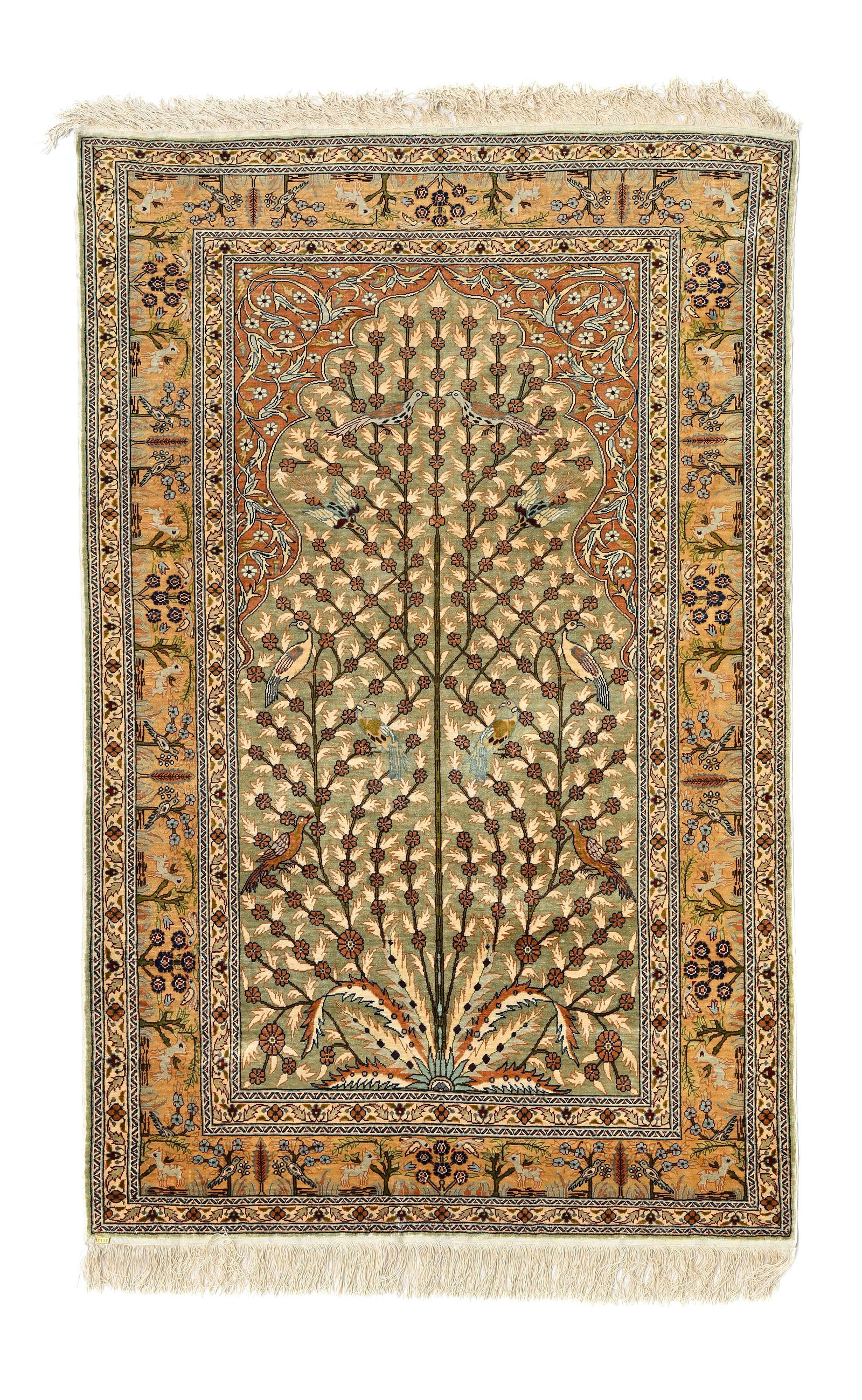 Tapis de prière Kayseri en soie, Turquie, 2ème moitié du XXe s., à décor d': Tapis de prière Kayseri en soie, Turquie, 2ème moitié du XXe s., à décor d'oiseaux perchés sur un arbre de vie, le tout inscrit dans un mihrab beige, bordure jaune